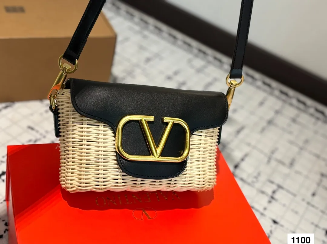 p300 Folding gift box packaging 🎁 Valentino Straw Chain Bag The trend of straw bags has struck again, easily becoming this season’s new favorite! Whether for daily outings or holiday shopping, the most photographed bags always remind people of warm seasons and relaxing beach days. Woven from raffia, the texture is fresh and natural, bringing a summery feel from sight to touch, injecting elegance into the structured bag. Size 20.12