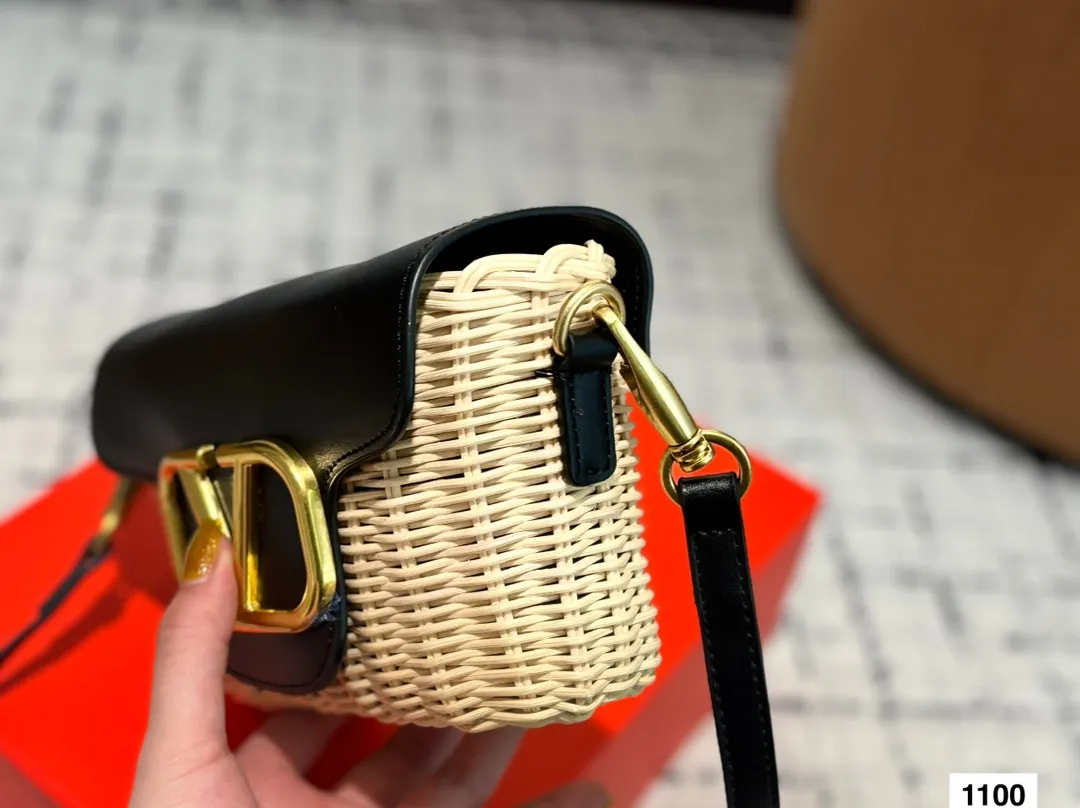 p300 Folding gift box packaging 🎁 Valentino Straw Chain Bag The trend of straw bags has struck again, easily becoming this season’s new favorite! Whether for daily outings or holiday shopping, the most photographed bags always remind people of warm seasons and relaxing beach days. Woven from raffia, the texture is fresh and natural, bringing a summery feel from sight to touch, injecting elegance into the structured bag. Size 20.12
