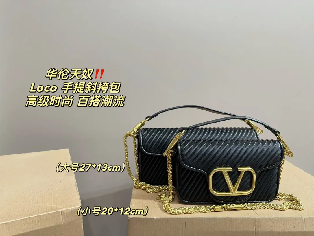 Large P310 with folding box⚠️Size 27.13 Small P290 with folding box⚠️Size 20.12 Valentino Loco hand-held crossbody bag Comfortable and sophisticated coexist, simple and elegant yet discreet, easily create an elegant commuting outfit