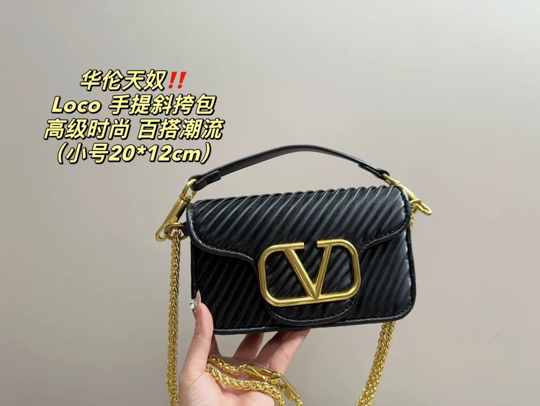 Large P310 with folding box⚠️Size 27.13 Small P290 with folding box⚠️Size 20.12 Valentino Loco hand-held crossbody bag Comfortable and sophisticated coexist, simple and elegant yet discreet, easily create an elegant commuting outfit