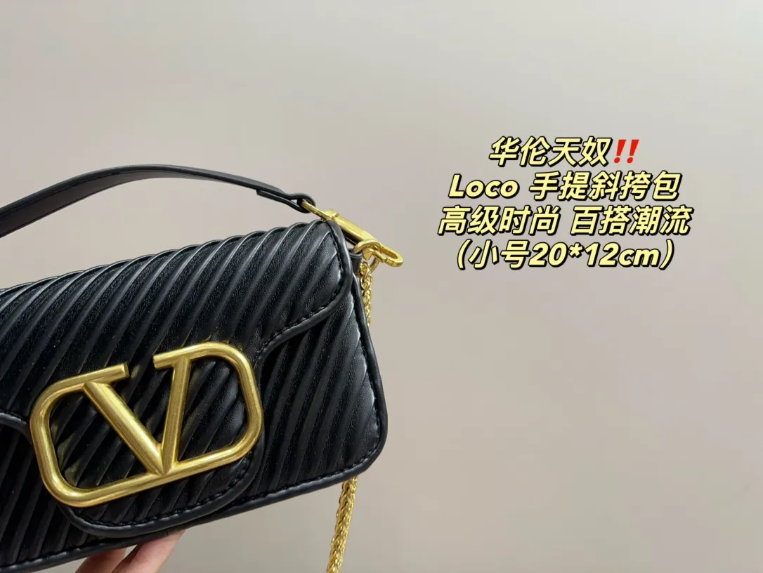 Large P310 with folding box⚠️Size 27.13 Small P290 with folding box⚠️Size 20.12 Valentino Loco hand-held crossbody bag Comfortable and sophisticated coexist, simple and elegant yet discreet, easily create an elegant commuting outfit