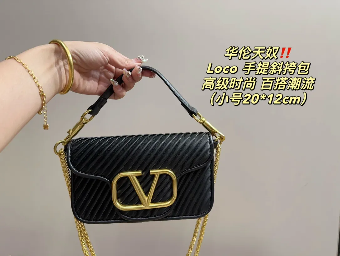 Large P310 with folding box⚠️Size 27.13 Small P290 with folding box⚠️Size 20.12 Valentino Loco hand-held crossbody bag Comfortable and sophisticated coexist, simple and elegant yet discreet, easily create an elegant commuting outfit