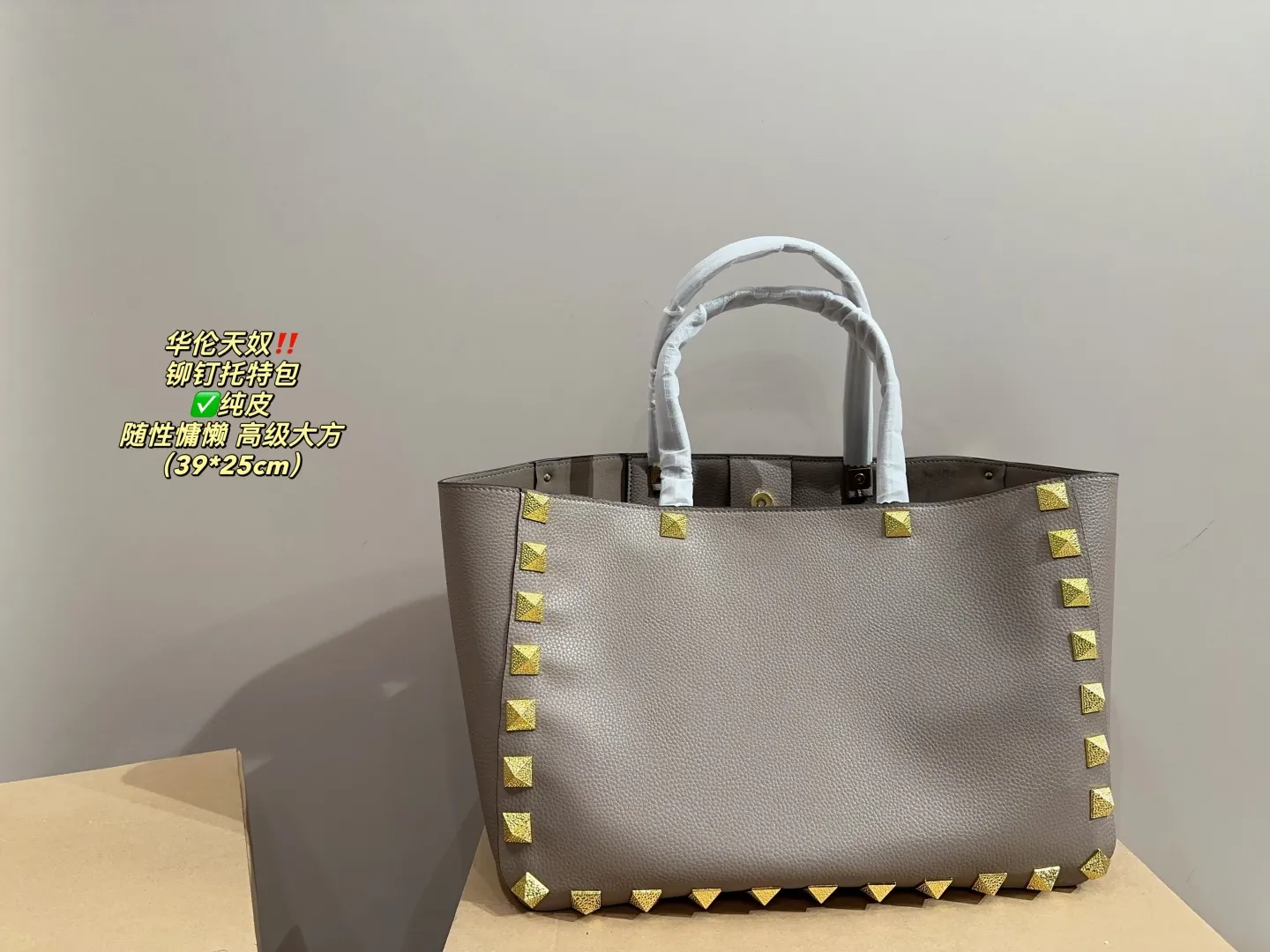✅Pure leather P560⚠️Size 39.25 Valentino rivet tote bag. The texture is very high-end. The capacity is super large and it is very durable. Wear it every day when you go out on the street. It has a 100% chance of returning. It has this casual and lazy feeling.