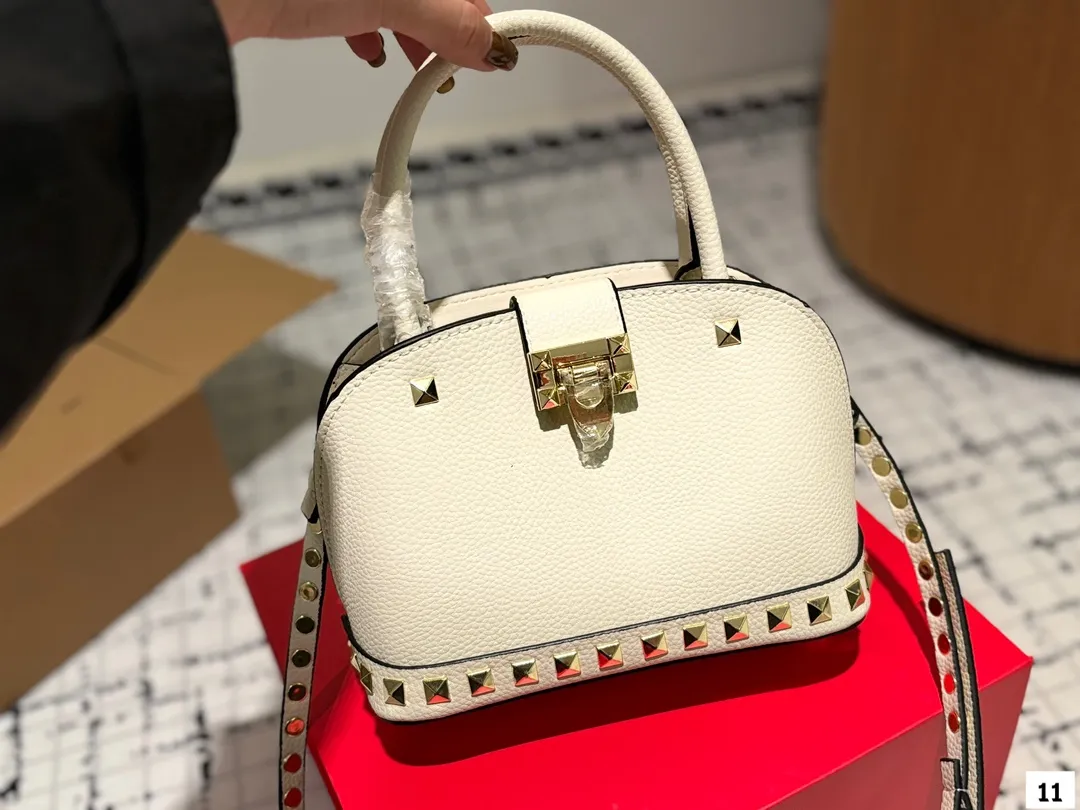P360 with folding box VALENTINO Valentino women's Loco calfskin handbag cross-body bag New Rockstud Alcove accessories series Iconic vlogo Signature The avant-garde shape creates a unique and attractive charm. Size 21 16
