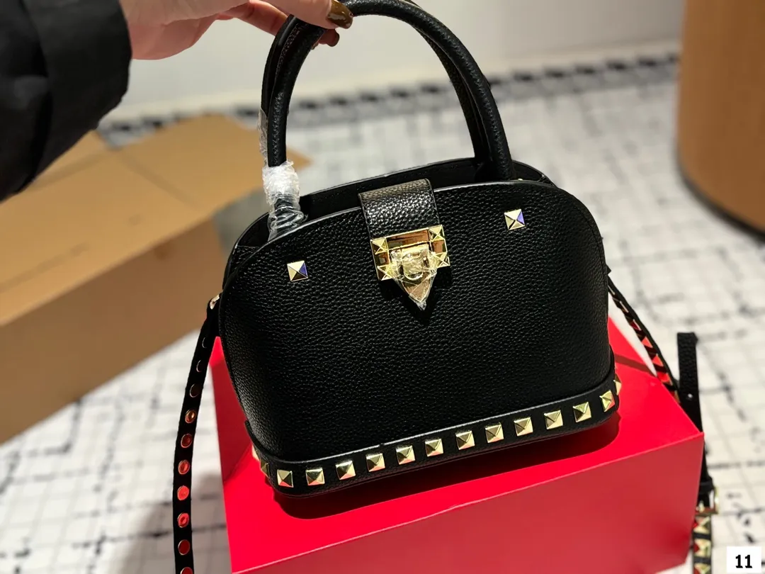 P360 with folding box VALENTINO Valentino women's Loco calfskin handbag cross-body bag New Rockstud Alcove accessories series Iconic vlogo Signature The avant-garde shape creates a unique and attractive charm. Size 21 16
