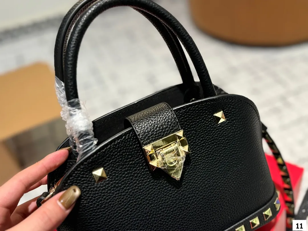 P360 with folding box VALENTINO Valentino women's Loco calfskin handbag cross-body bag New Rockstud Alcove accessories series Iconic vlogo Signature The avant-garde shape creates a unique and attractive charm. Size 21 16