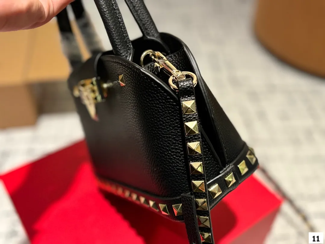 P360 with folding box VALENTINO Valentino women's Loco calfskin handbag cross-body bag New Rockstud Alcove accessories series Iconic vlogo Signature The avant-garde shape creates a unique and attractive charm. Size 21 16