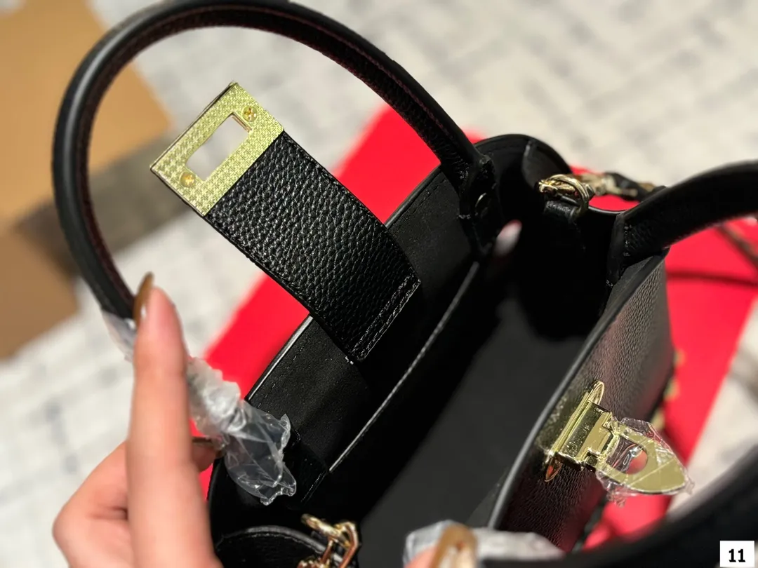 P360 with folding box VALENTINO Valentino women's Loco calfskin handbag cross-body bag New Rockstud Alcove accessories series Iconic vlogo Signature The avant-garde shape creates a unique and attractive charm. Size 21 16