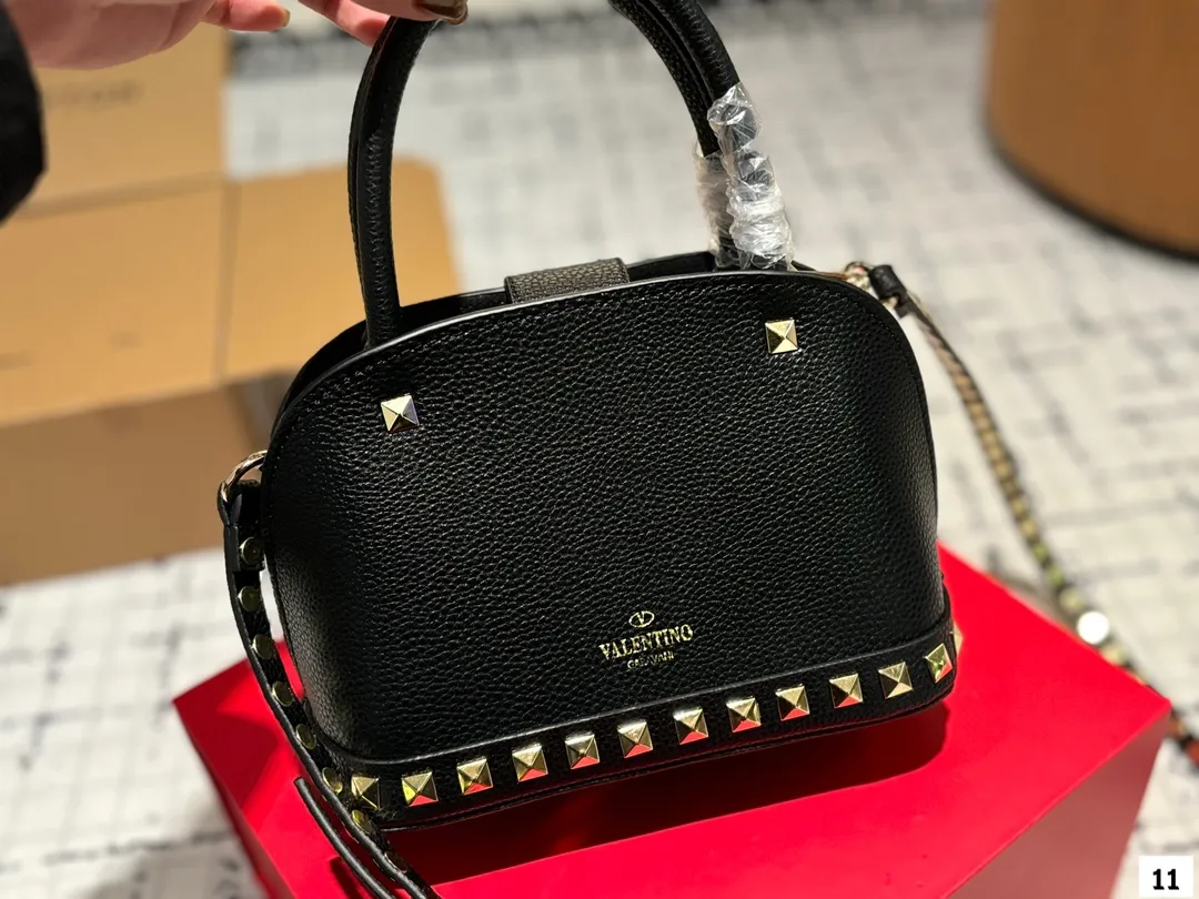 P360 with folding box VALENTINO Valentino women's Loco calfskin handbag cross-body bag New Rockstud Alcove accessories series Iconic vlogo Signature The avant-garde shape creates a unique and attractive charm. Size 21 16