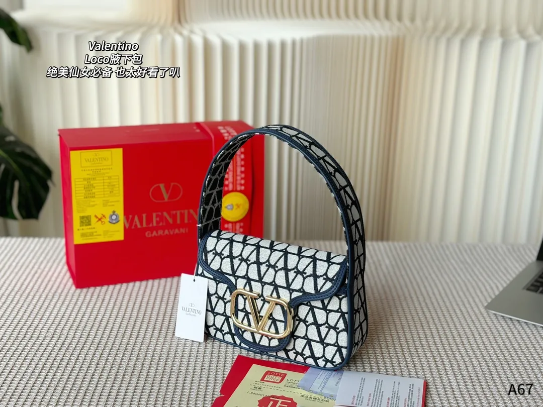 💰270 Folding gift box packaging 🌟Valentino Loco is a must-have for beautiful fairies. It is also so beautiful. It can be carried on one shoulder🉑 Unlock the fashion charm. It can be salty or sweet. Be the most beautiful girl in the whole street👩🏼‍🦱 Size: 23-7-13