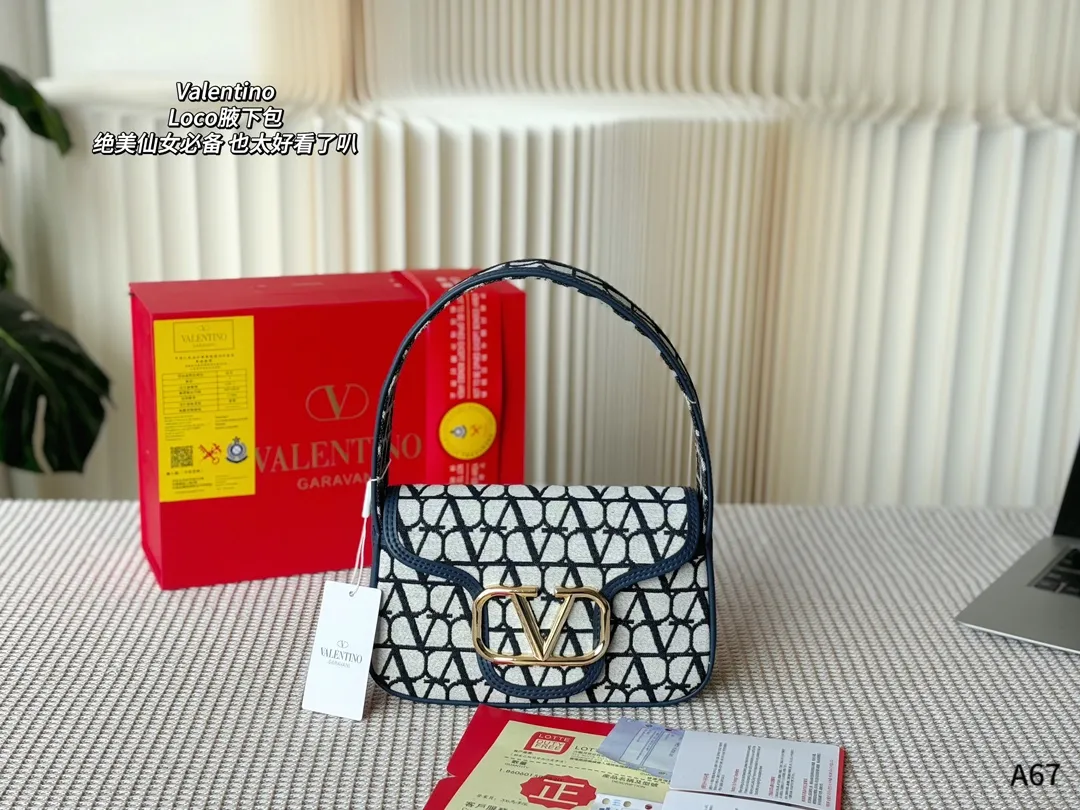 💰270 Folding gift box packaging 🌟Valentino Loco is a must-have for beautiful fairies. It is also so beautiful. It can be carried on one shoulder🉑 Unlock the fashion charm. It can be salty or sweet. Be the most beautiful girl in the whole street👩🏼‍🦱 Size: 23-7-13