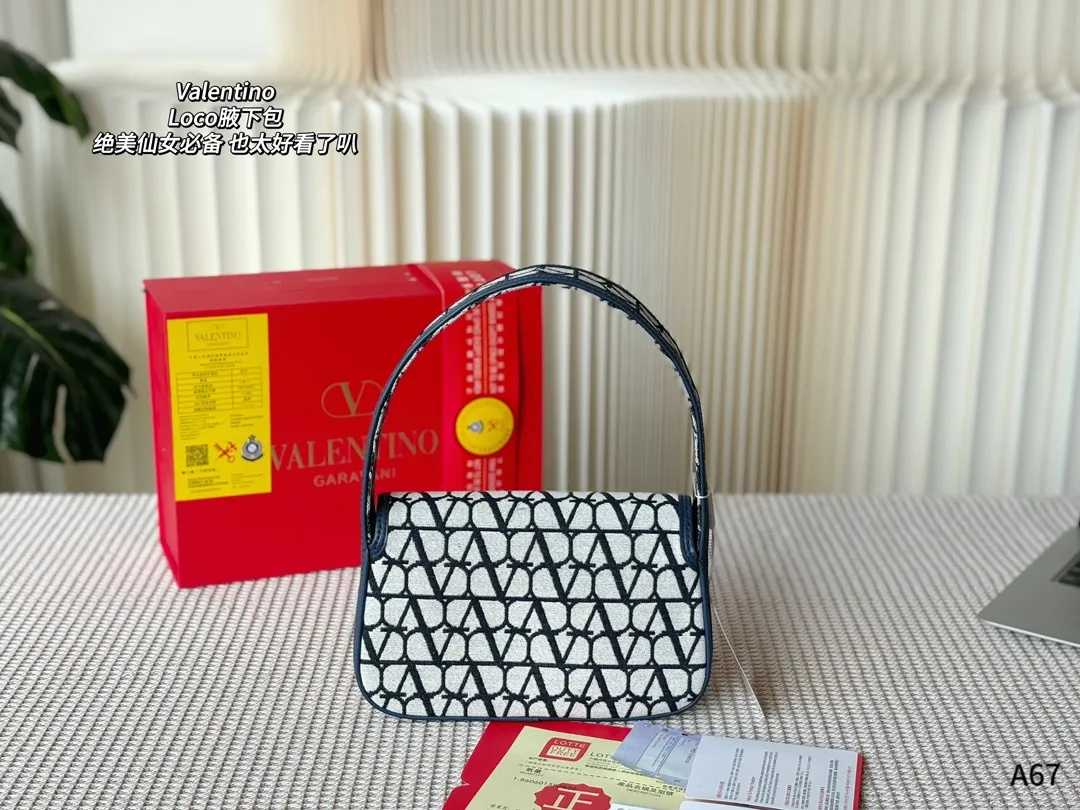 💰270 Folding gift box packaging 🌟Valentino Loco is a must-have for beautiful fairies. It is also so beautiful. It can be carried on one shoulder🉑 Unlock the fashion charm. It can be salty or sweet. Be the most beautiful girl in the whole street👩🏼‍🦱 Size: 23-7-13