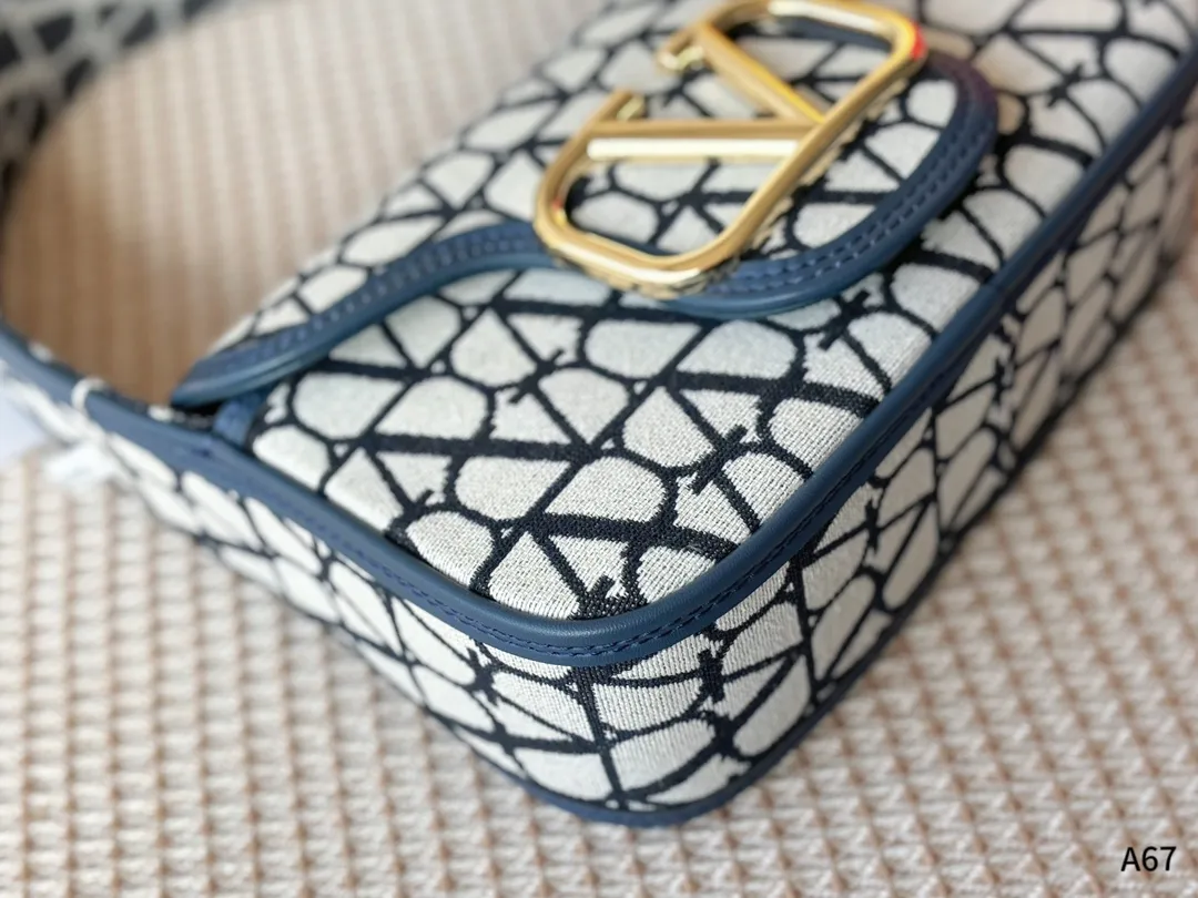 💰270 Folding gift box packaging 🌟Valentino Loco is a must-have for beautiful fairies. It is also so beautiful. It can be carried on one shoulder🉑 Unlock the fashion charm. It can be salty or sweet. Be the most beautiful girl in the whole street👩🏼‍🦱 Size: 23-7-13