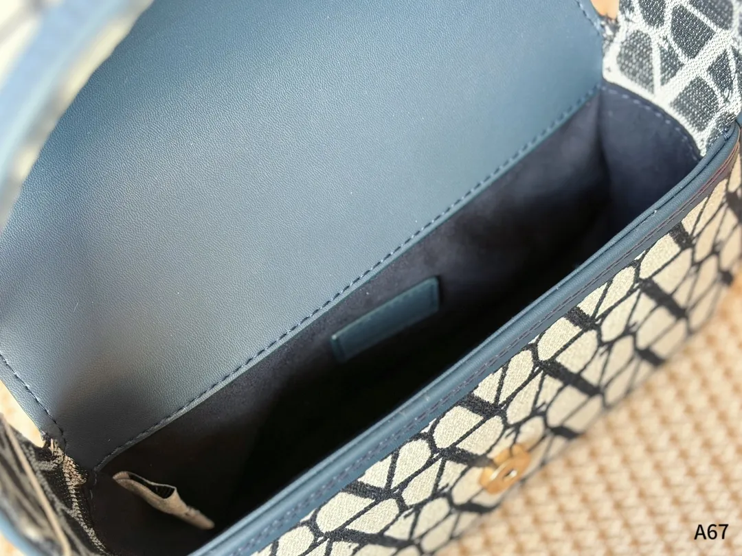 💰270 Folding gift box packaging 🌟Valentino Loco is a must-have for beautiful fairies. It is also so beautiful. It can be carried on one shoulder🉑 Unlock the fashion charm. It can be salty or sweet. Be the most beautiful girl in the whole street👩🏼‍🦱 Size: 23-7-13