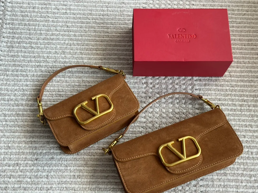 💰 360, 170 box size: 20 9cm 26 17cm Valentino new product! Who can resist this style? It’s totally okay to wear in autumn and winter~