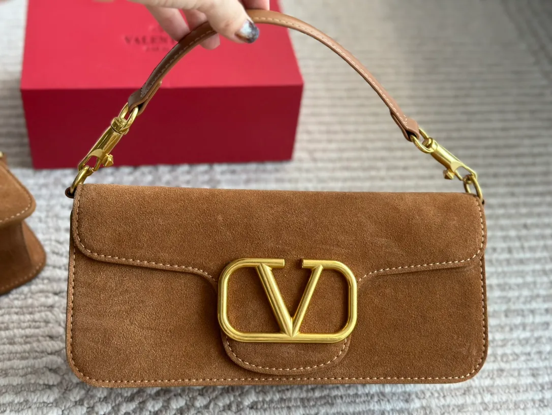 💰 360, 170 box size: 20 9cm 26 17cm Valentino new product! Who can resist this style? It’s totally okay to wear in autumn and winter~