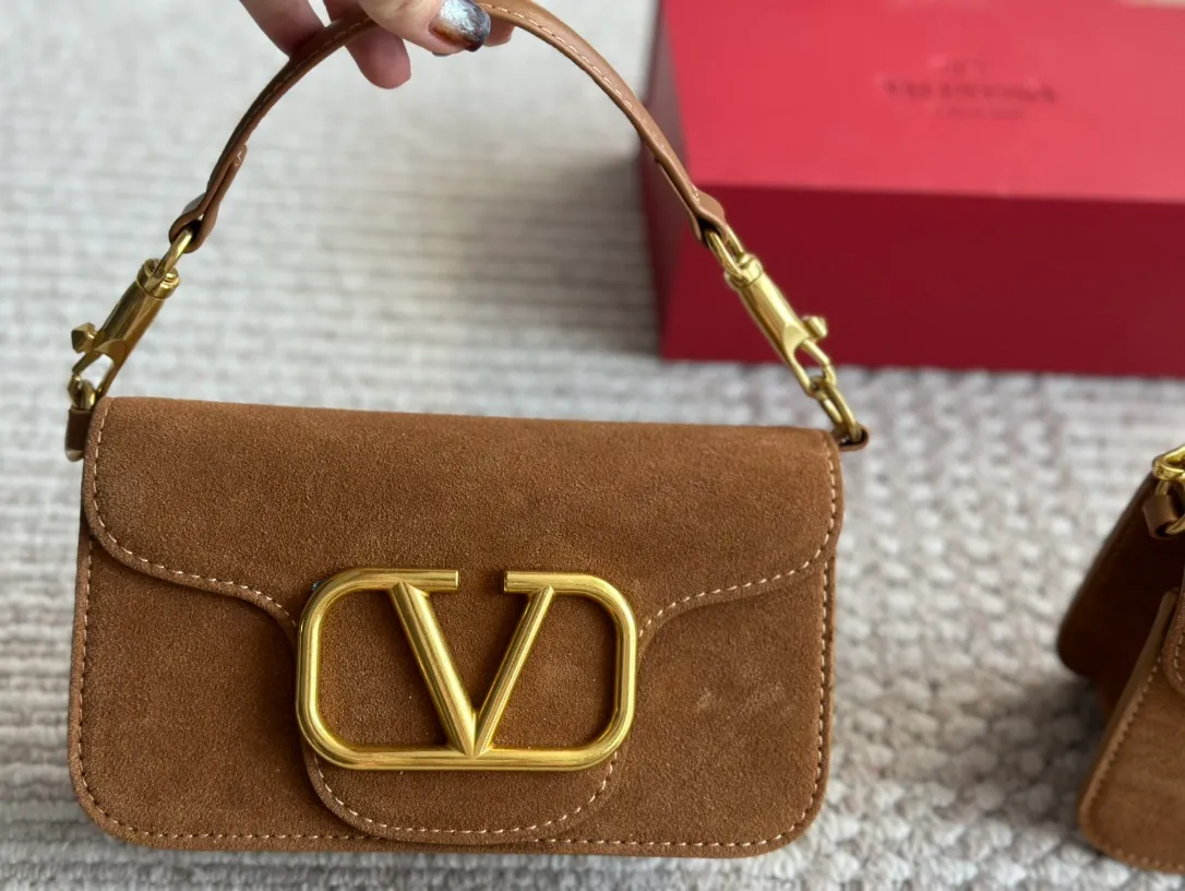 💰 360, 170 box size: 20 9cm 26 17cm Valentino new product! Who can resist this style? It’s totally okay to wear in autumn and winter~