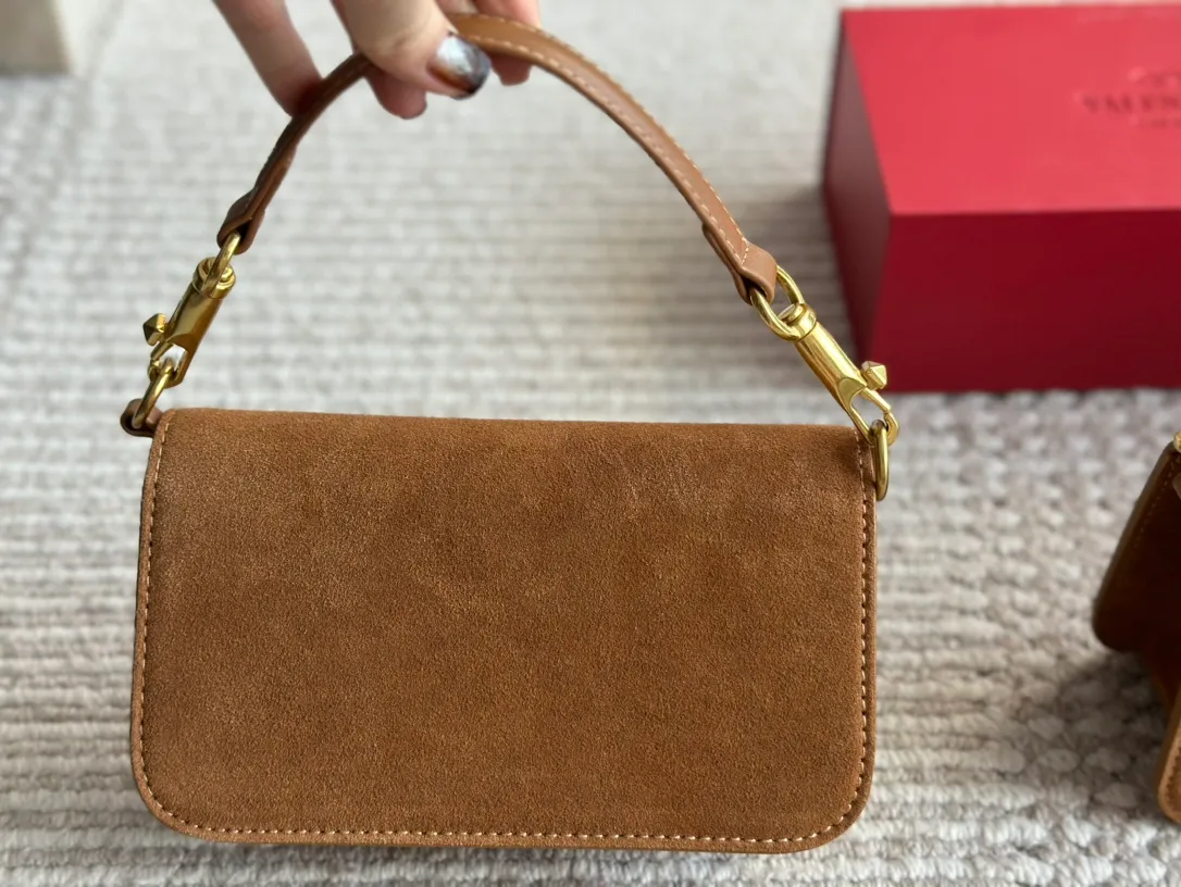 💰 360, 170 box size: 20 9cm 26 17cm Valentino new product! Who can resist this style? It’s totally okay to wear in autumn and winter~