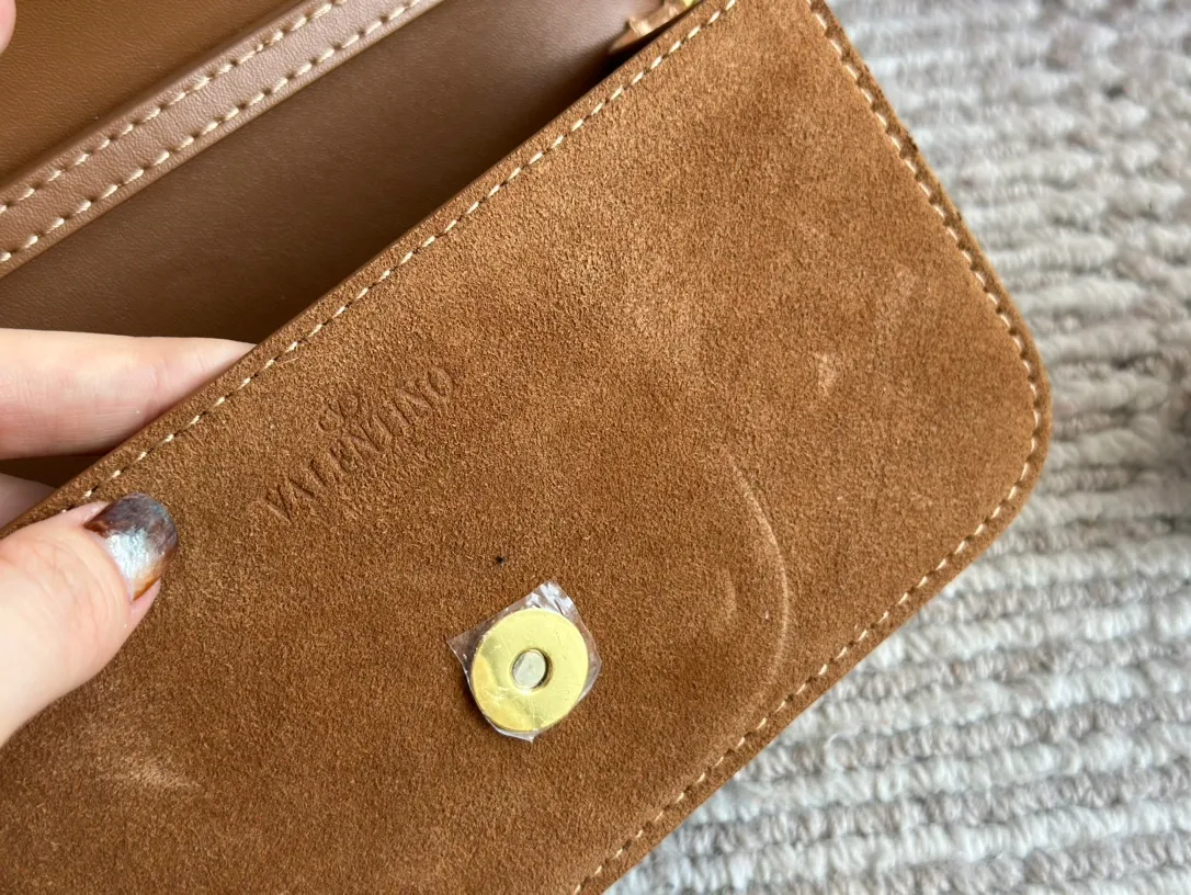 💰 360, 170 box size: 20 9cm 26 17cm Valentino new product! Who can resist this style? It’s totally okay to wear in autumn and winter~