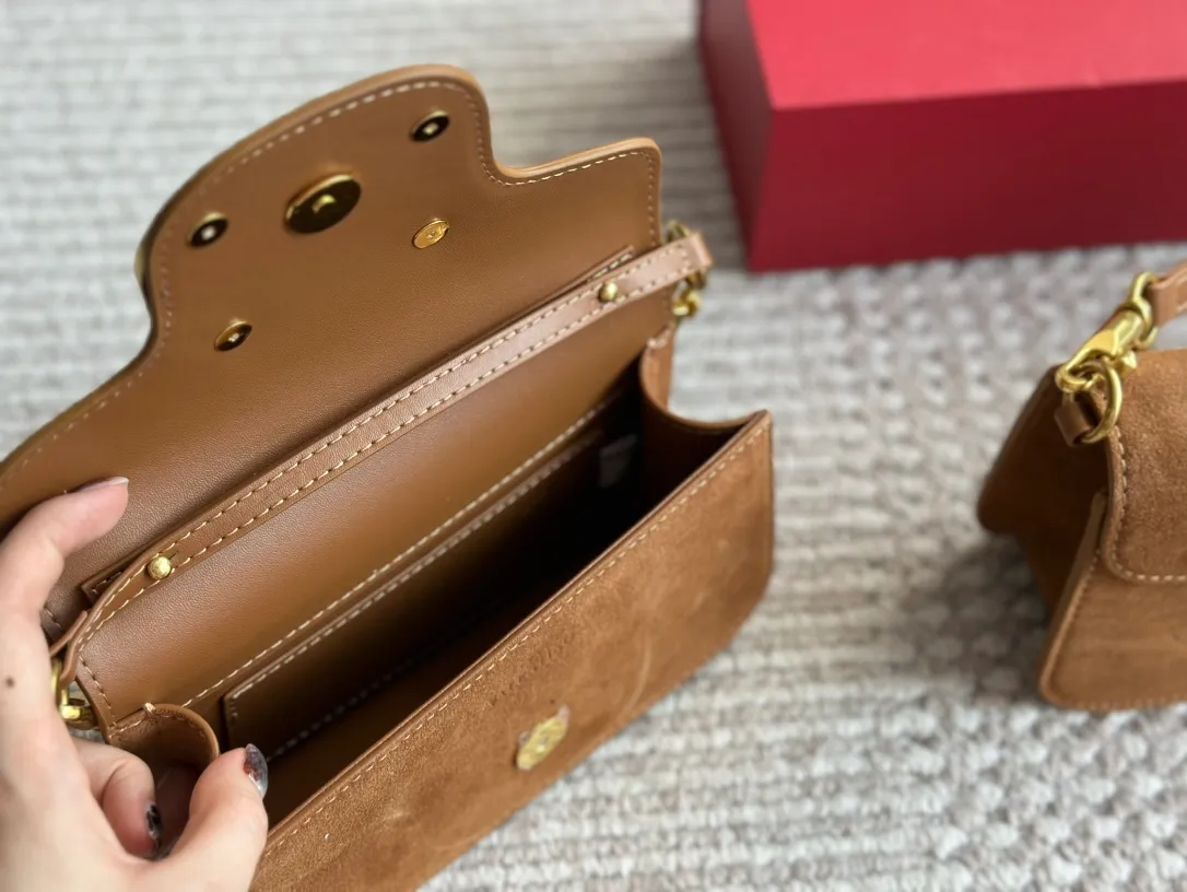 💰 360, 170 box size: 20 9cm 26 17cm Valentino new product! Who can resist this style? It’s totally okay to wear in autumn and winter~