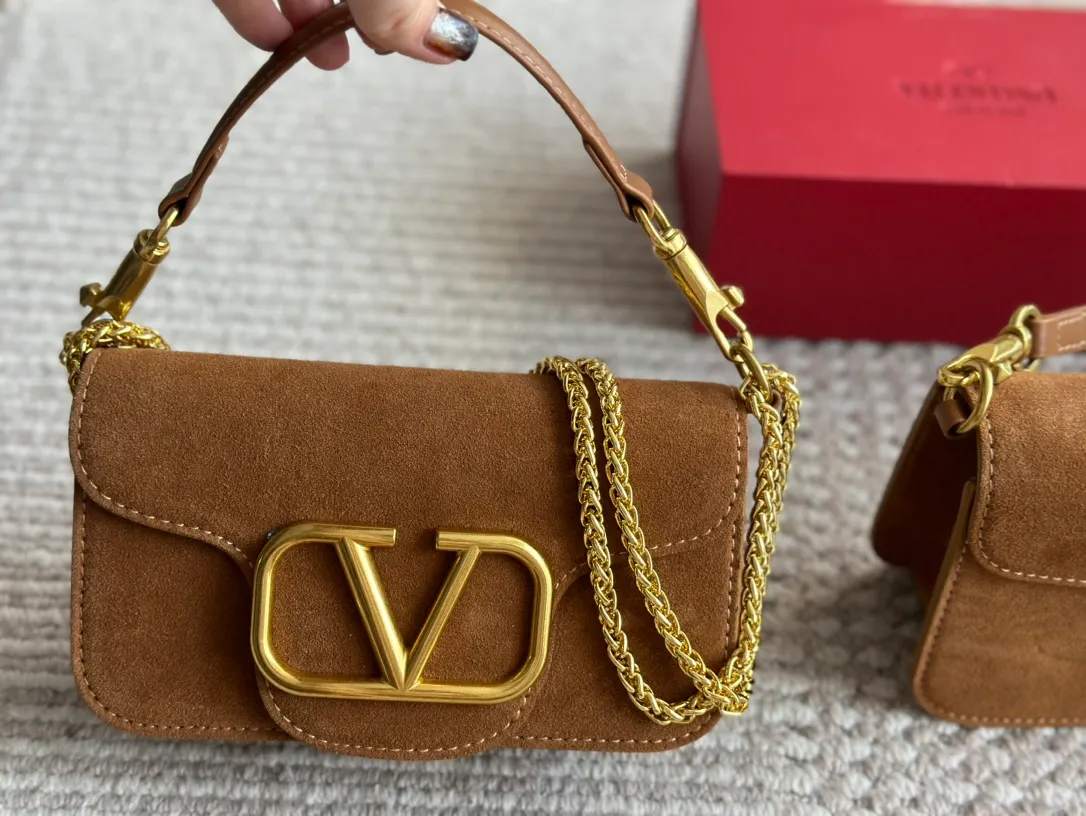 💰 360, 170 box size: 20 9cm 26 17cm Valentino new product! Who can resist this style? It’s totally okay to wear in autumn and winter~