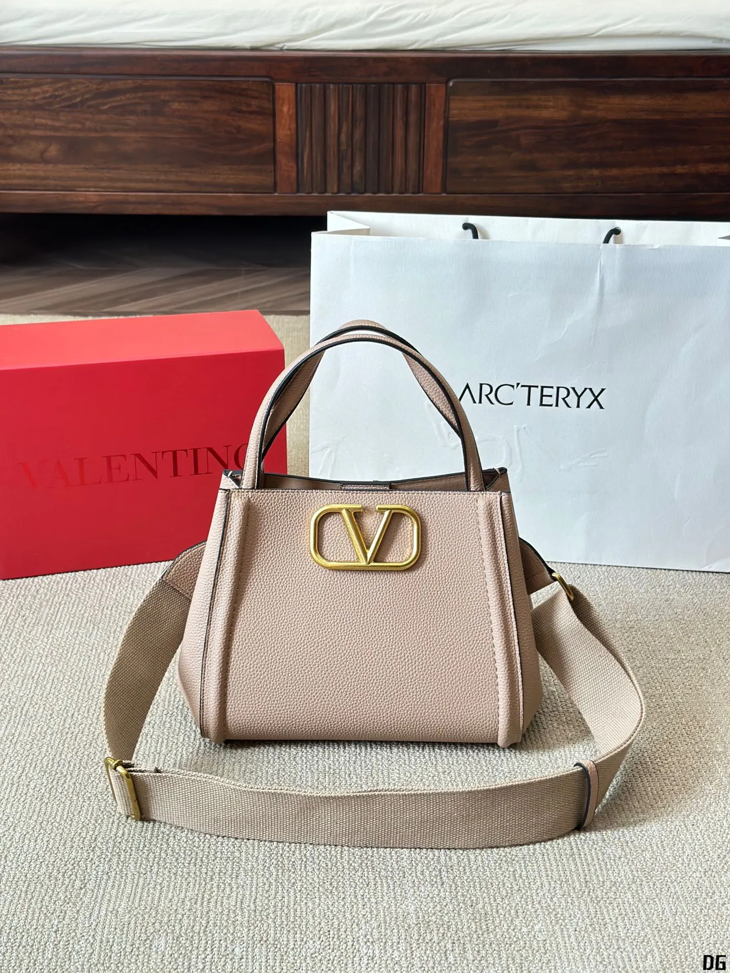 Cowhide version p330 Valentino VALENTINO Women's Valentino show model Black Tie Valentino Letter Bag Tote bag from Valentino. The new season has just arrived. Size 25 20cm (two straps)