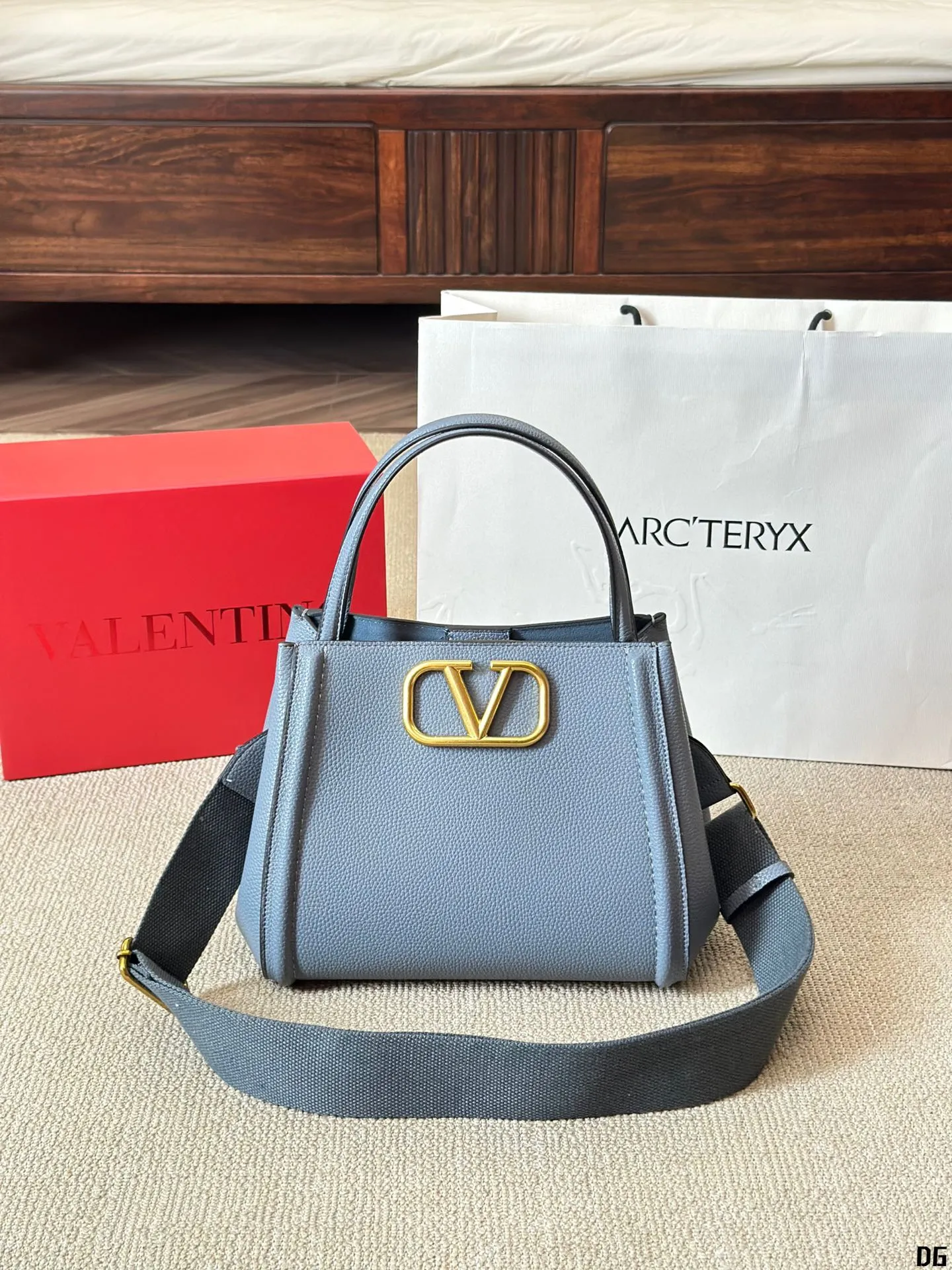 Cowhide version p330 Valentino VALENTINO Women's Valentino show model Black Tie Valentino Letter Bag Tote bag from Valentino. The new season has just arrived. Size 25 20cm (two straps)