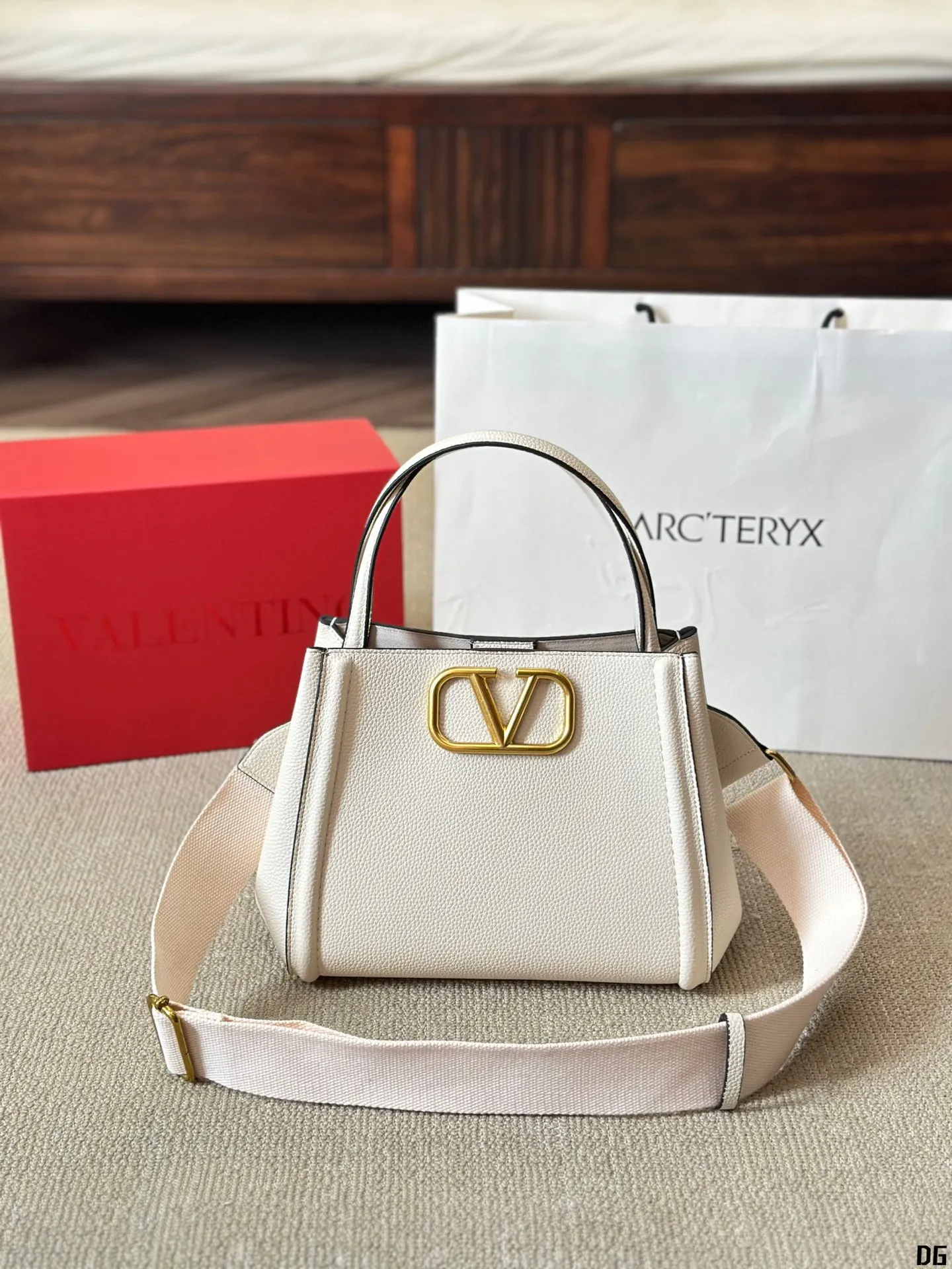 Cowhide version p330 Valentino VALENTINO Women's Valentino show model Black Tie Valentino Letter Bag Tote bag from Valentino. The new season has just arrived. Size 25 20cm (two straps)