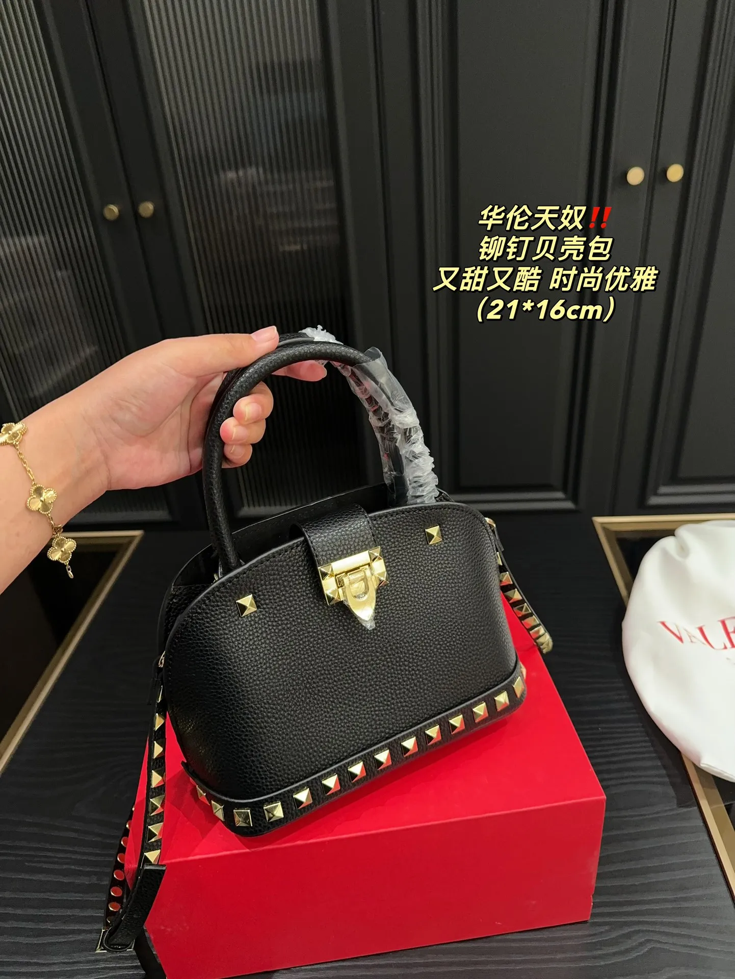 P360 comes with folding box⚠️Size 21.16 Valentino rivet shell bag. Sweet and cool. I will love you forever. Versatile and fashionable. Very good-looking. It is a must-have item for every cool girl.