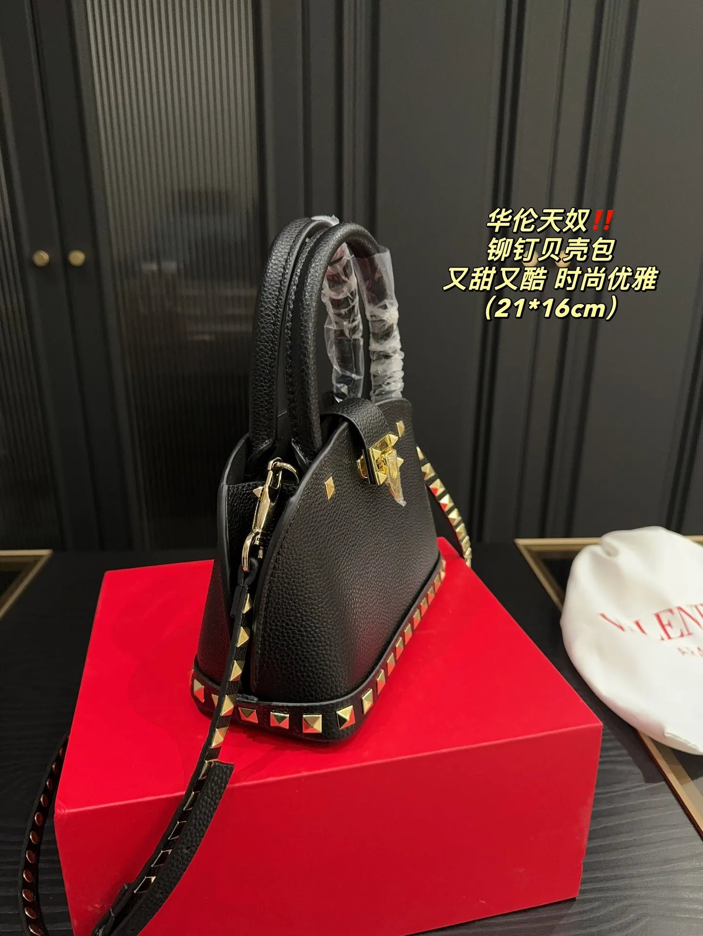 P360 comes with folding box⚠️Size 21.16 Valentino rivet shell bag. Sweet and cool. I will love you forever. Versatile and fashionable. Very good-looking. It is a must-have item for every cool girl.