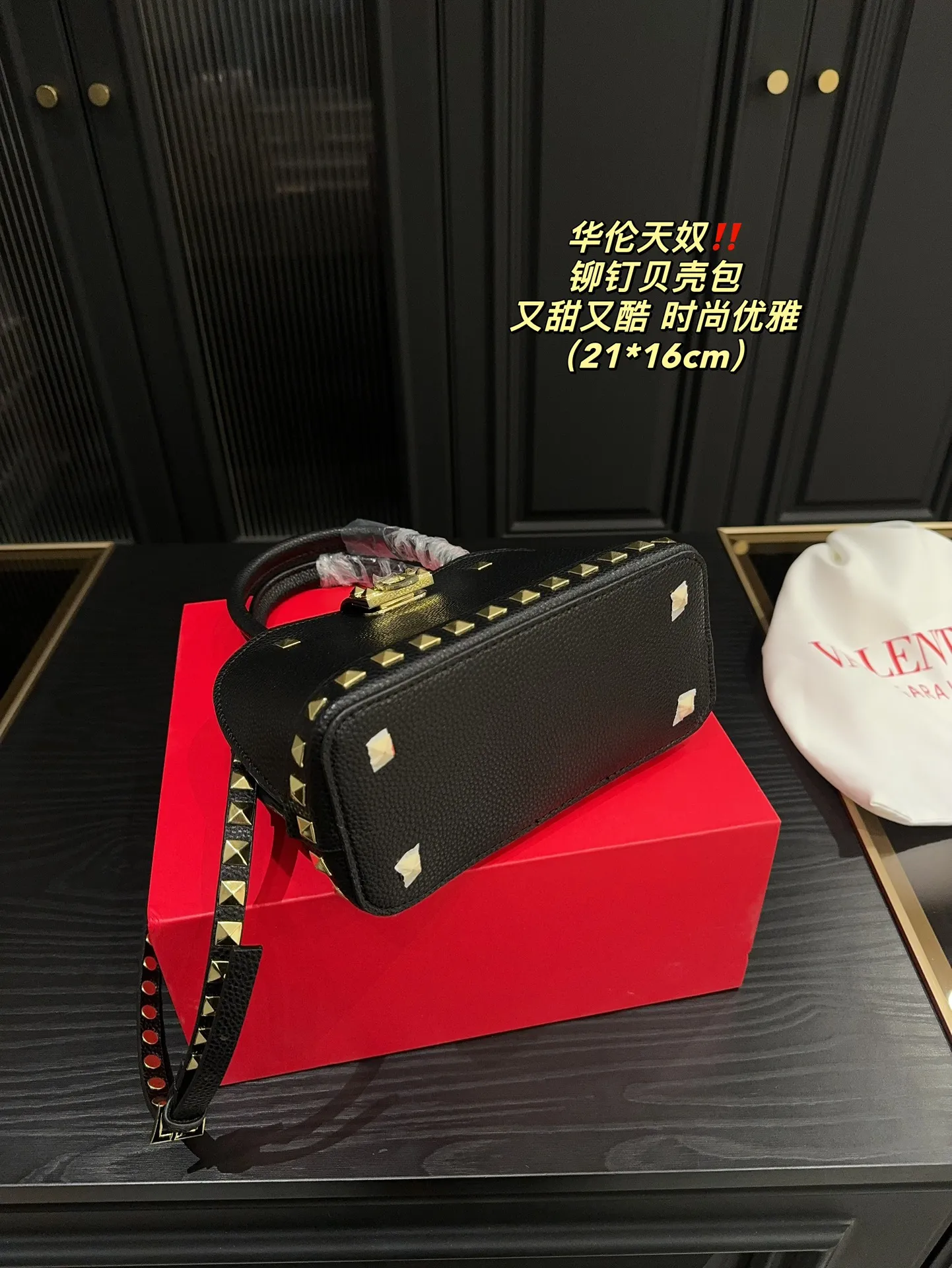 P360 comes with folding box⚠️Size 21.16 Valentino rivet shell bag. Sweet and cool. I will love you forever. Versatile and fashionable. Very good-looking. It is a must-have item for every cool girl.