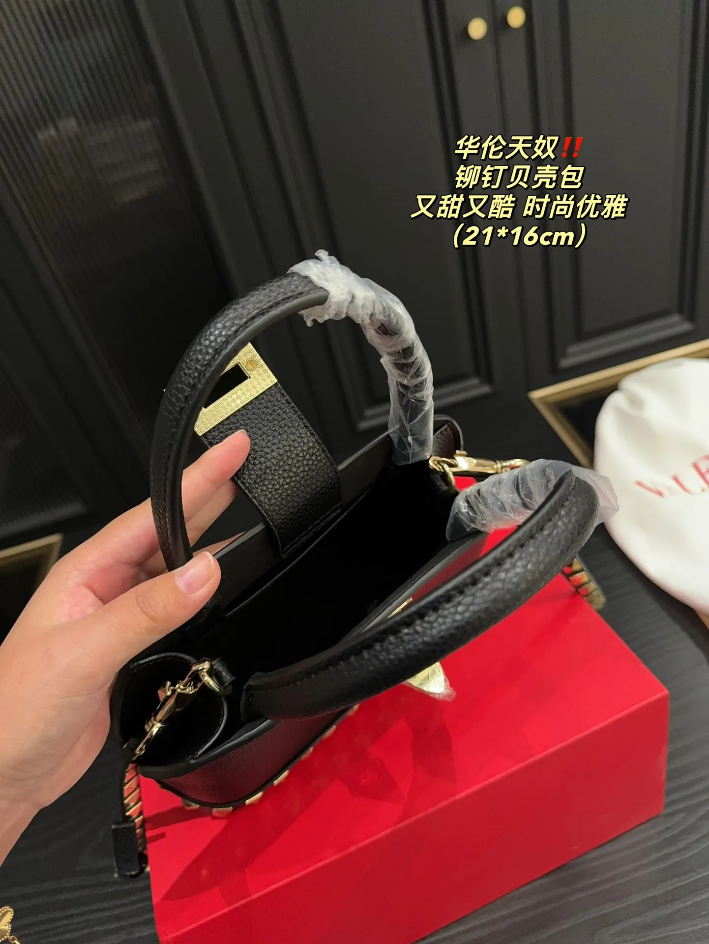 P360 comes with folding box⚠️Size 21.16 Valentino rivet shell bag. Sweet and cool. I will love you forever. Versatile and fashionable. Very good-looking. It is a must-have item for every cool girl.