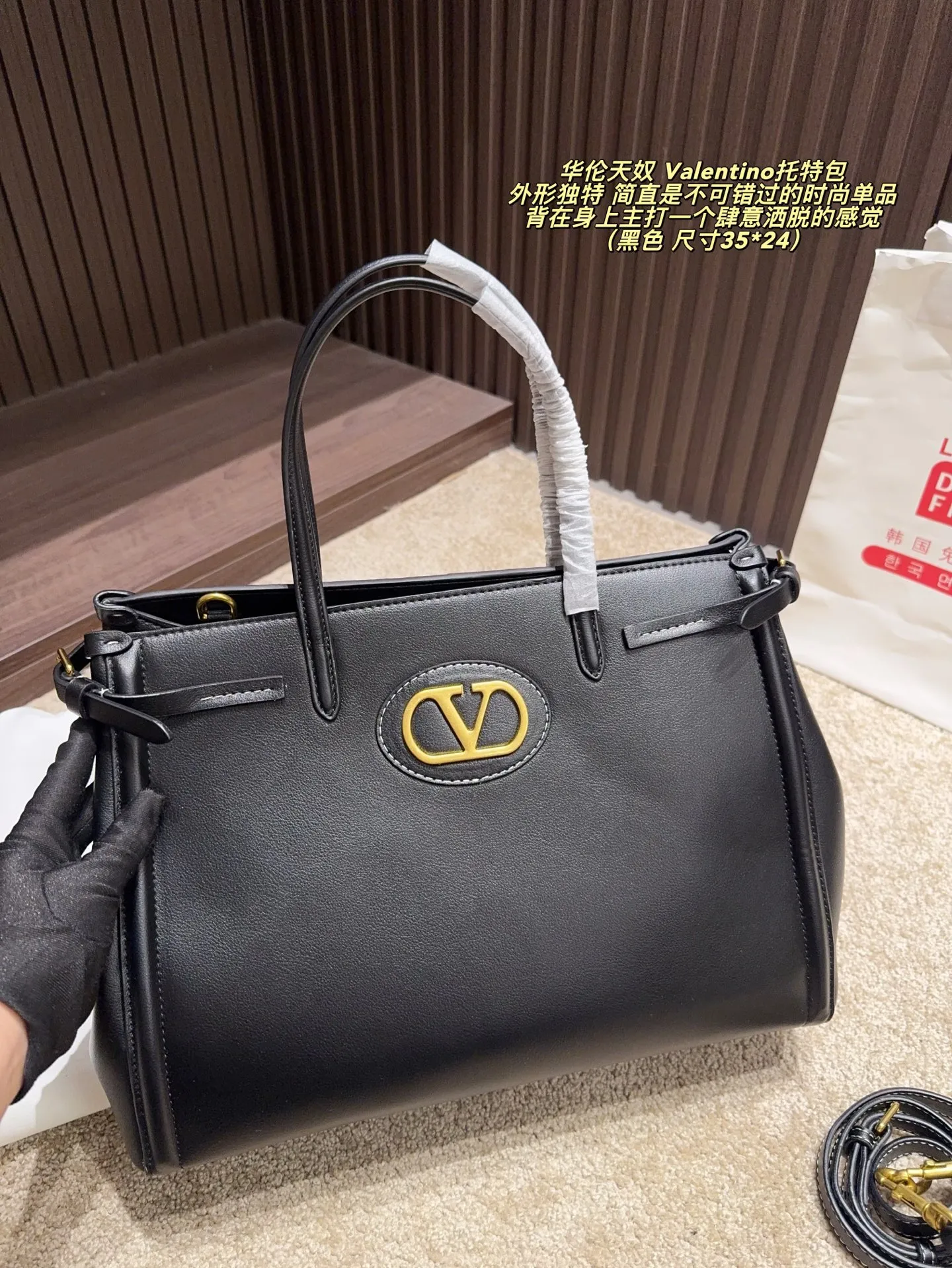 Cherry p480 without box ⚠️ size 35*24 p420 without box ⚠️ size 35*24 Valentino Tote bag has unlimited charm and unleashes your fashion attitude. It has a unique appearance and many lovely colors to choose from. It is a fashion item not to be missed. It is different from the softness of canvas bags. It gives a free and easy feeling when carried on the body. It is super textured and is loved by fashionistas.