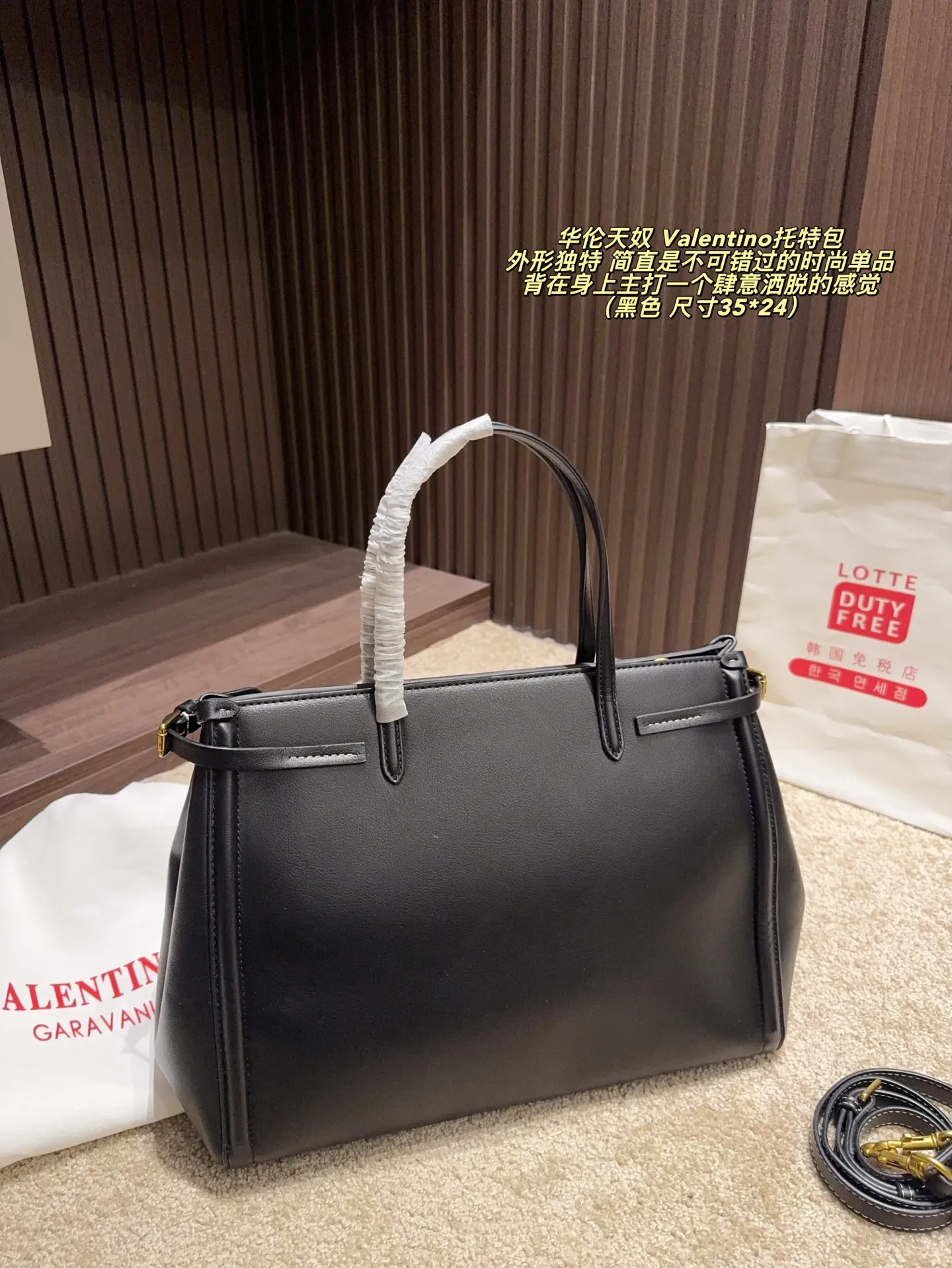 Cherry p480 without box ⚠️ size 35*24 p420 without box ⚠️ size 35*24 Valentino Tote bag has unlimited charm and unleashes your fashion attitude. It has a unique appearance and many lovely colors to choose from. It is a fashion item not to be missed. It is different from the softness of canvas bags. It gives a free and easy feeling when carried on the body. It is super textured and is loved by fashionistas.