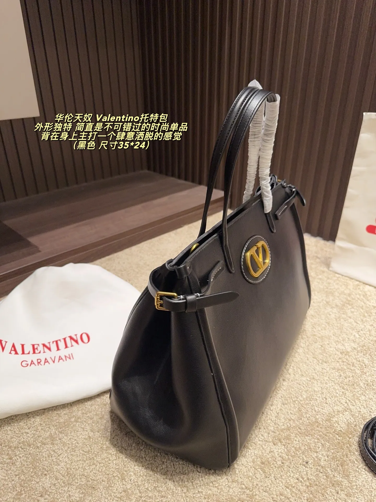 Cherry p480 without box ⚠️ size 35*24 p420 without box ⚠️ size 35*24 Valentino Tote bag has unlimited charm and unleashes your fashion attitude. It has a unique appearance and many lovely colors to choose from. It is a fashion item not to be missed. It is different from the softness of canvas bags. It gives a free and easy feeling when carried on the body. It is super textured and is loved by fashionistas.