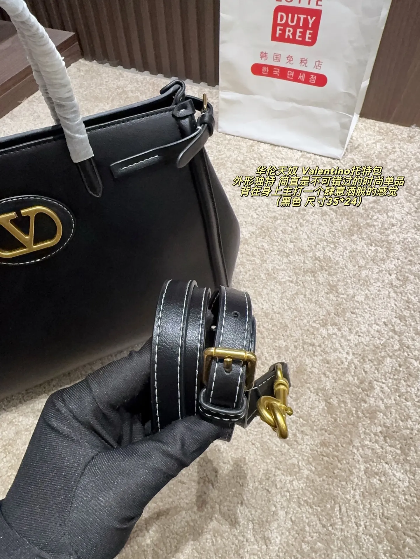 Cherry p480 without box ⚠️ size 35*24 p420 without box ⚠️ size 35*24 Valentino Tote bag has unlimited charm and unleashes your fashion attitude. It has a unique appearance and many lovely colors to choose from. It is a fashion item not to be missed. It is different from the softness of canvas bags. It gives a free and easy feeling when carried on the body. It is super textured and is loved by fashionistas.