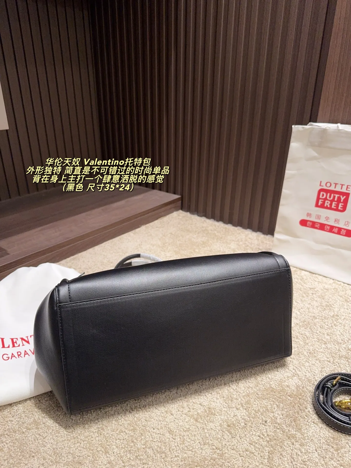 Cherry p480 without box ⚠️ size 35*24 p420 without box ⚠️ size 35*24 Valentino Tote bag has unlimited charm and unleashes your fashion attitude. It has a unique appearance and many lovely colors to choose from. It is a fashion item not to be missed. It is different from the softness of canvas bags. It gives a free and easy feeling when carried on the body. It is super textured and is loved by fashionistas.
