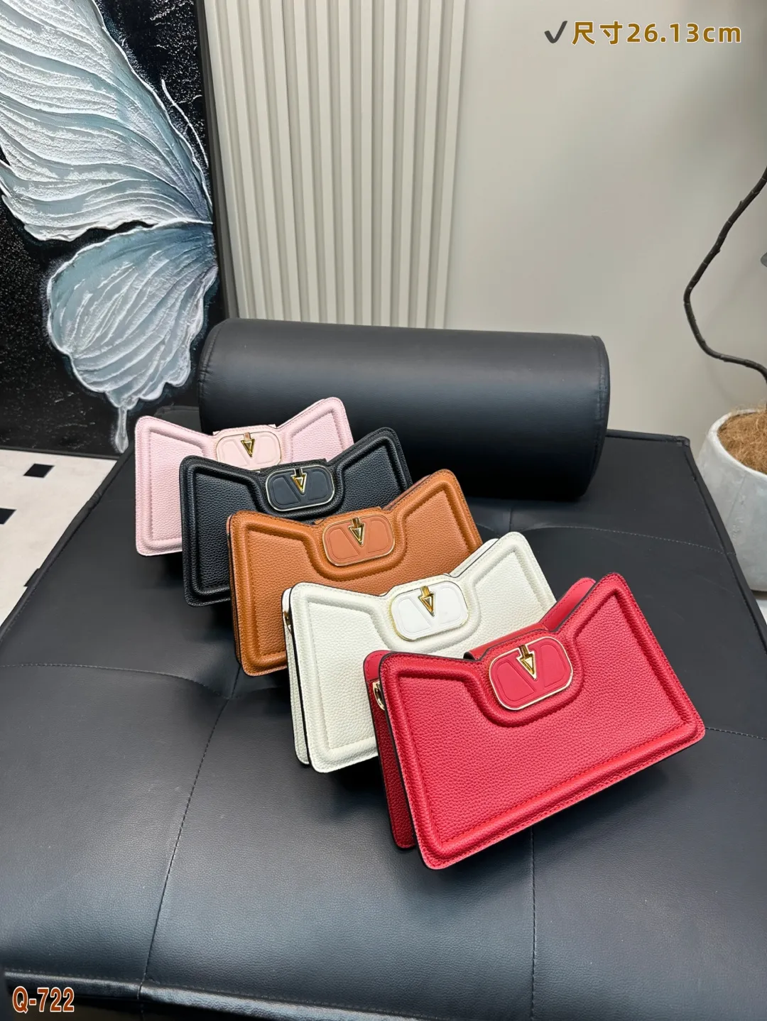 💰290 with folding box Valentino AllknotsA cross-body bag is exquisite and beautiful, high-end and elegant. It is easy to handle, no matter the clothes or the season. It can be used all year round. It can be salty or sweet. It can be carried by a tall girl, and it can be carried by a small girl with a royal temperament. It is a sweet girl. Size: 26.13cm