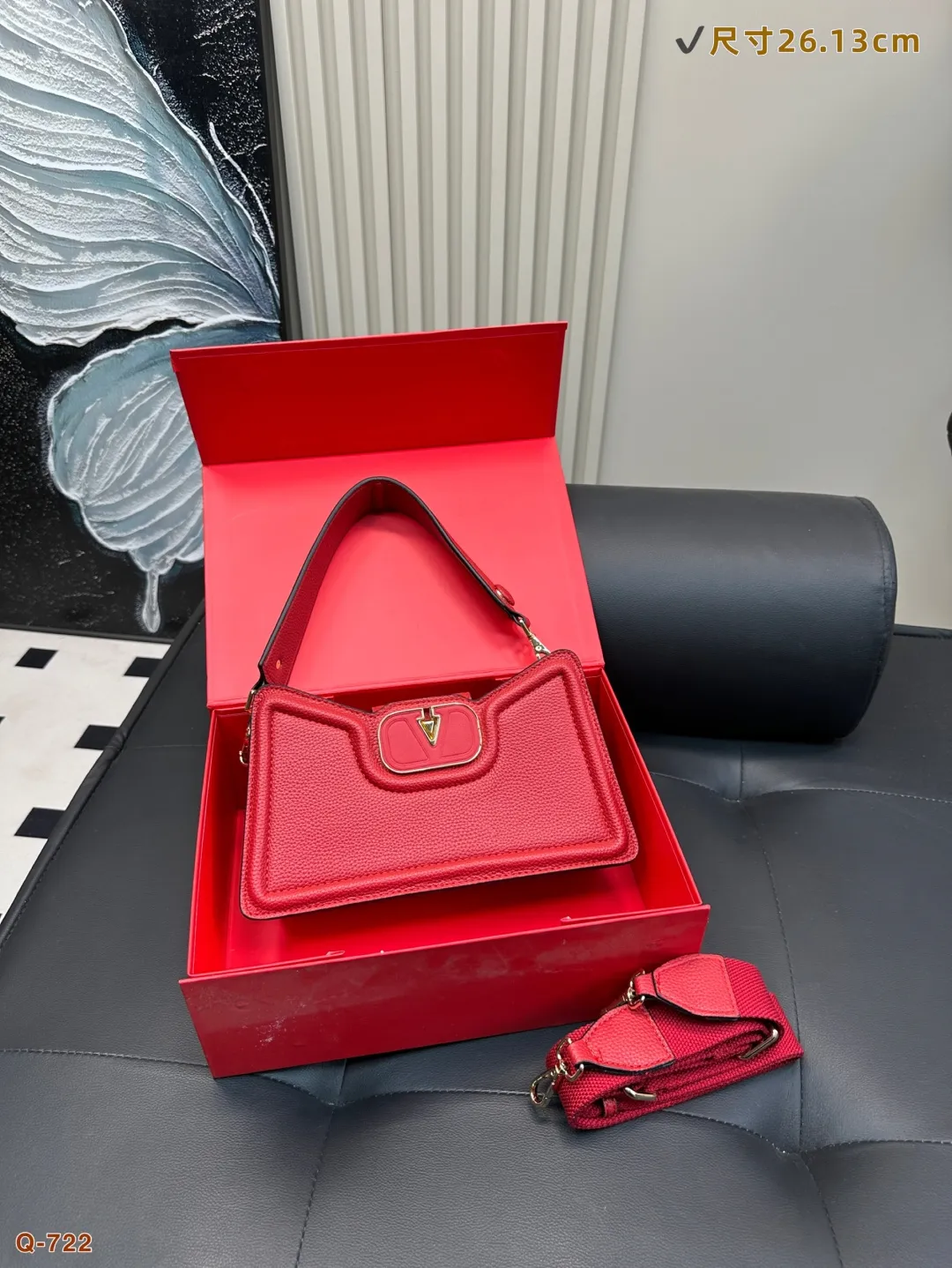 💰290 with folding box Valentino AllknotsA cross-body bag is exquisite and beautiful, high-end and elegant. It is easy to handle, no matter the clothes or the season. It can be used all year round. It can be salty or sweet. It can be carried by a tall girl, and it can be carried by a small girl with a royal temperament. It is a sweet girl. Size: 26.13cm