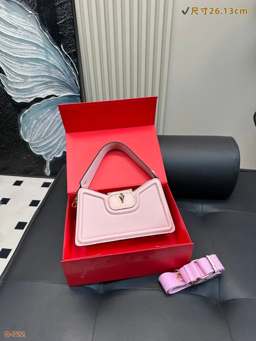 💰290 with folding box Valentino AllknotsA cross-body bag is exquisite and beautiful, high-end and elegant. It is easy to handle, no matter the clothes or the season. It can be used all year round. It can be salty or sweet. It can be carried by a tall girl, and it can be carried by a small girl with a royal temperament. It is a sweet girl. Size: 26.13cm