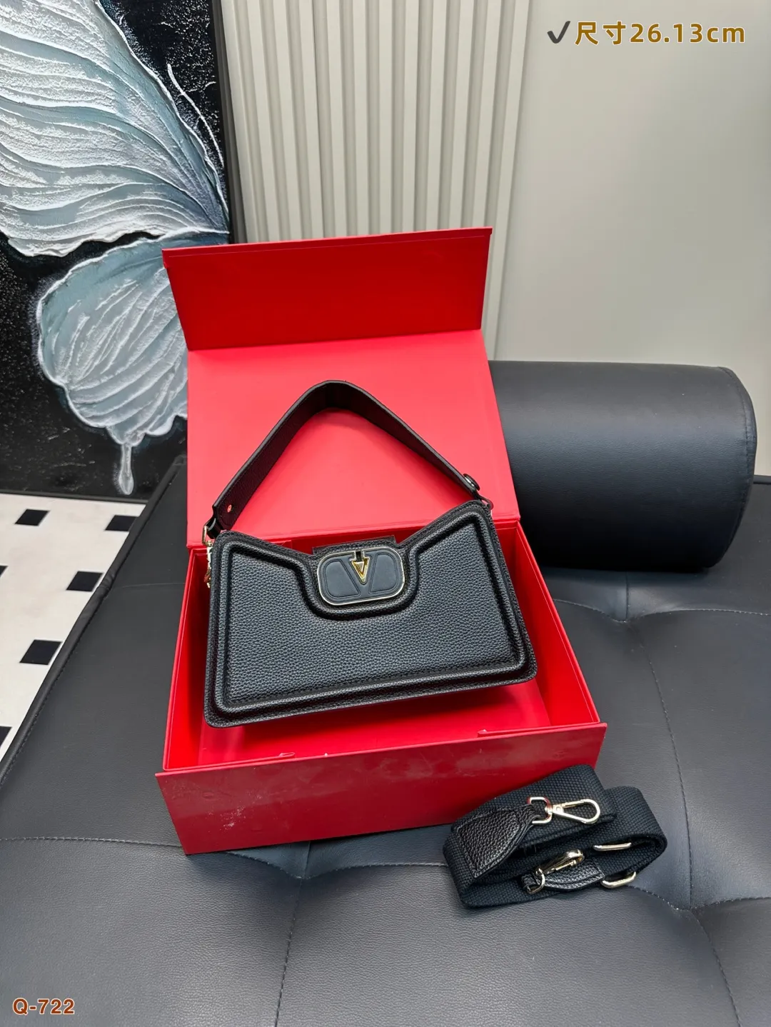 💰290 with folding box Valentino AllknotsA cross-body bag is exquisite and beautiful, high-end and elegant. It is easy to handle, no matter the clothes or the season. It can be used all year round. It can be salty or sweet. It can be carried by a tall girl, and it can be carried by a small girl with a royal temperament. It is a sweet girl. Size: 26.13cm