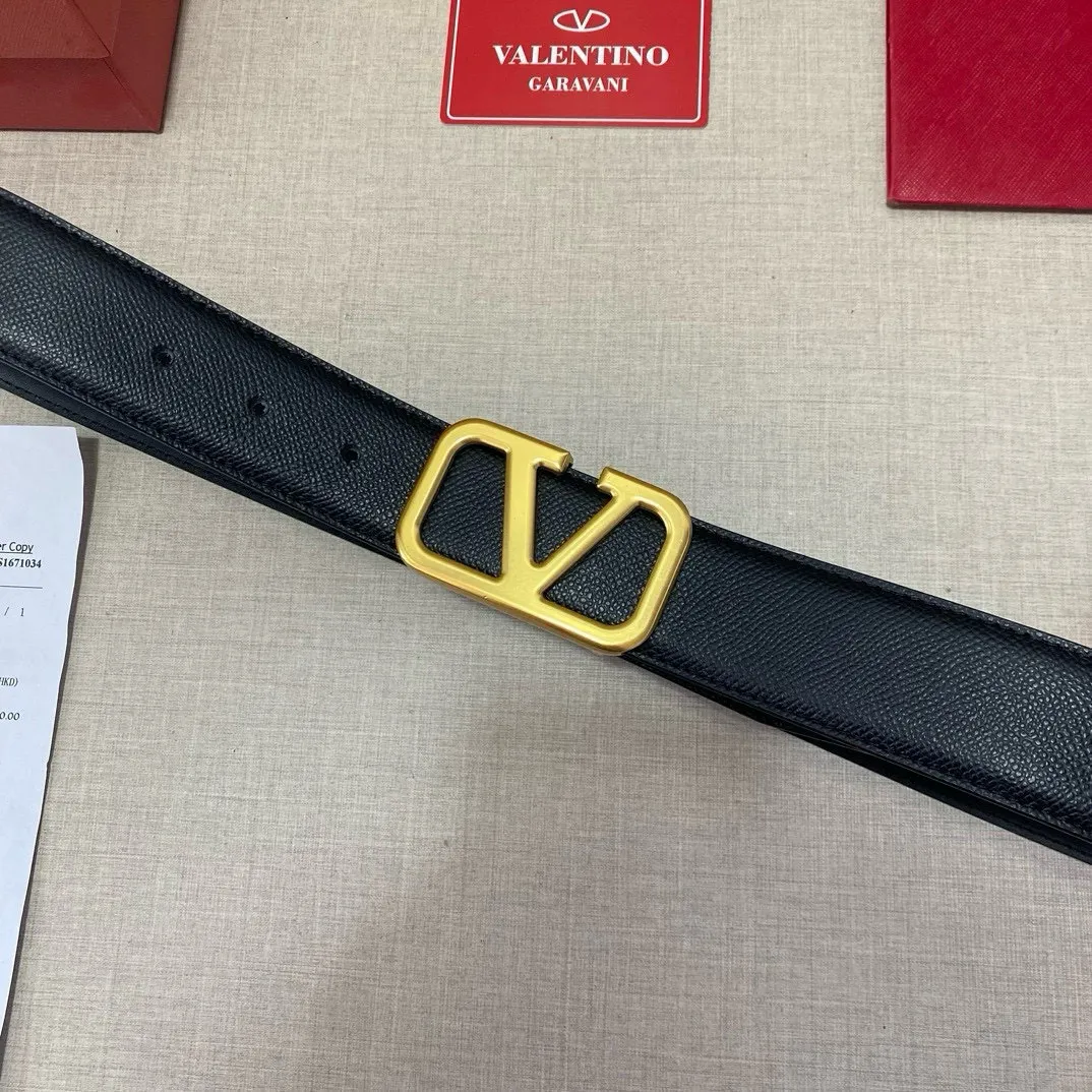 ✈️🇮🇹Brand: Valentino Valevtlo P140 ✈️🇮🇹Grade: 🚢Original private goods. First-layer cowhide black bottom, sold at counters🈶️, comparable to genuine products! Exquisite oil edges, computer stitching, soft hand feel. No modifications in real photos. The upper body effect is super good, and the length can be cut. Comes with a full set of packaging at the counter. The first choice for gifting. Comes with eye needles. ✈️🇮🇹Button head: Guangzhou original buckle hardware ✈️🇮🇹Length: 100-125cm 3.8cm specifications ✈️🇮🇹Color: black
