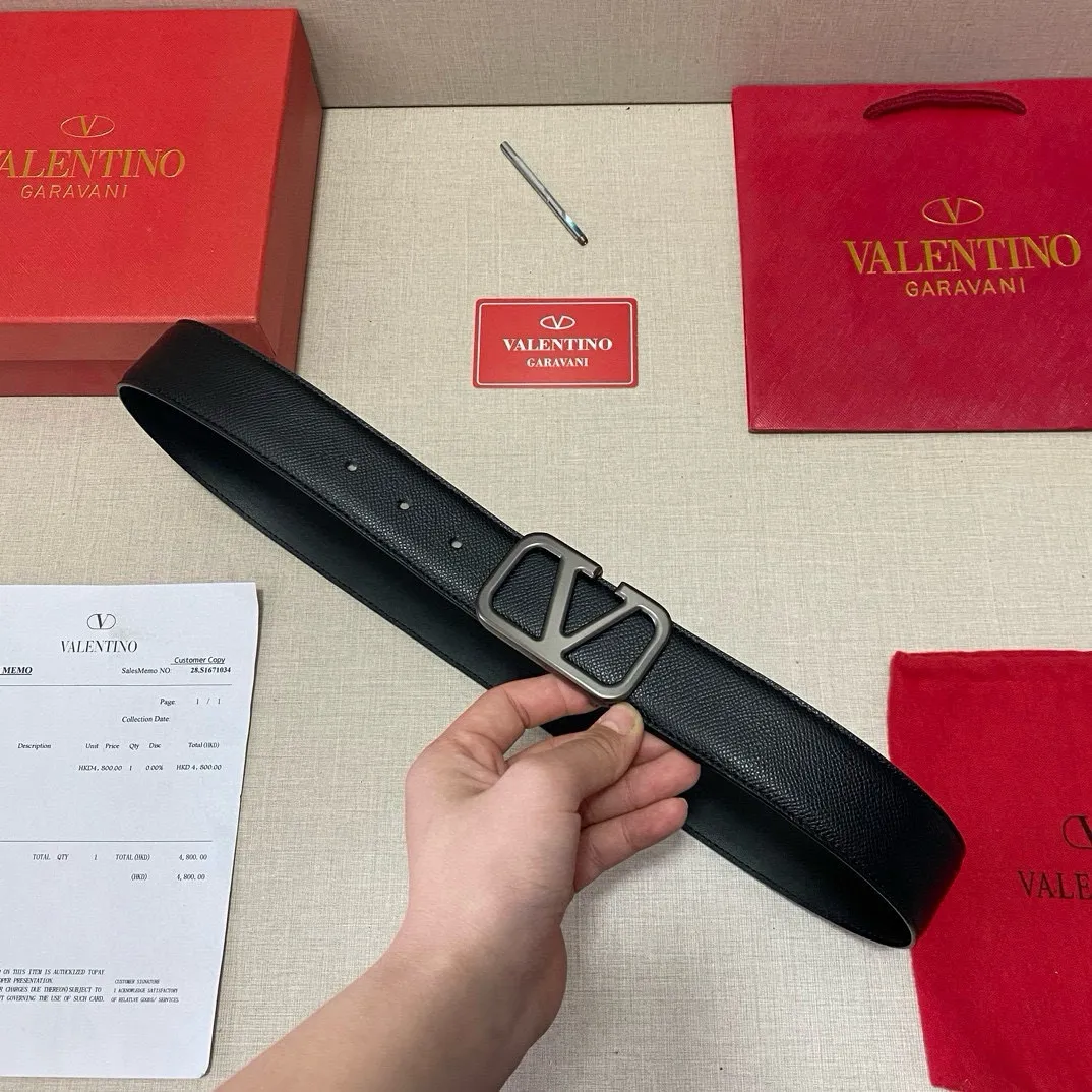 ✈️🇮🇹Brand: Valentino Valevtlo P140 ✈️🇮🇹Grade: 🚢Original private goods. First-layer cowhide black bottom, sold at counters🈶️, comparable to genuine products! Exquisite oil edges, computer stitching, soft hand feel. No modifications in real photos. The upper body effect is super good, and the length can be cut. Comes with a full set of packaging at the counter. The first choice for gifting. Comes with eye needles. ✈️🇮🇹Button head: Guangzhou original buckle hardware ✈️🇮🇹Length: 100-125cm 3.8cm specifications ✈️🇮🇹Color: black