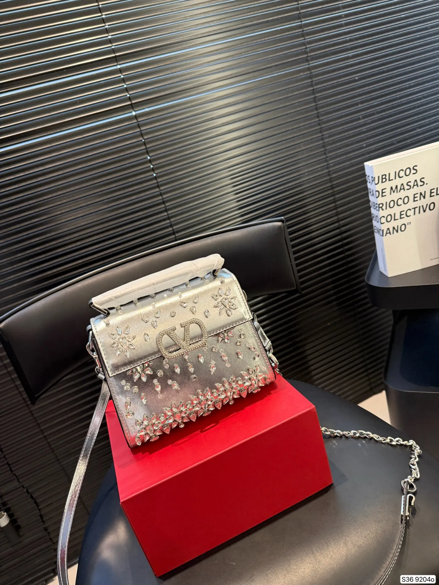 P460 comes with a folding box. This time Valentino has really stepped up its game. It is favored by celebrities from all walks of life ~ The simple design is not only artistic but also exquisite. Premium size: 18 15 Item No. 9204