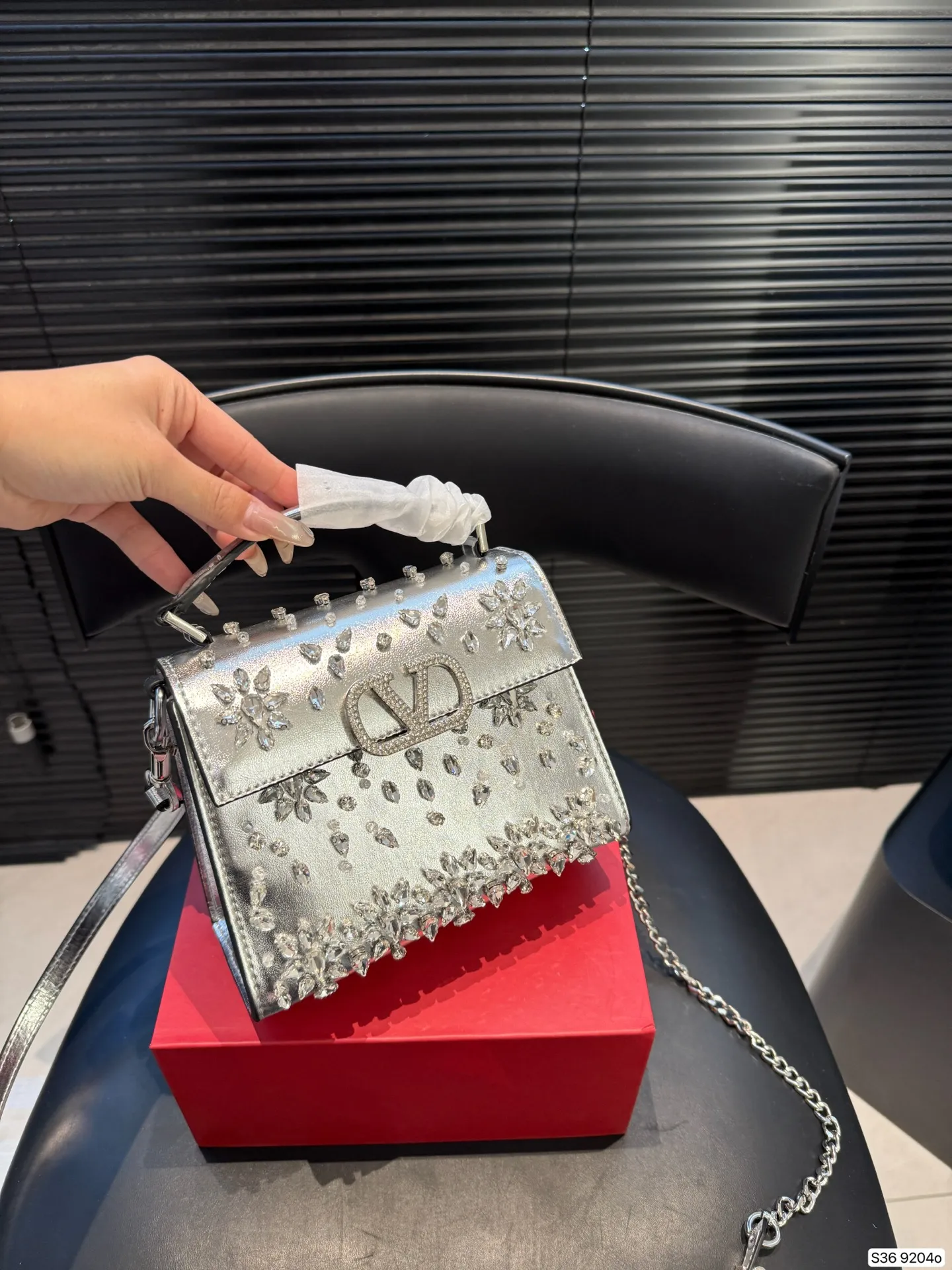 P460 comes with a folding box. This time Valentino has really stepped up its game. It is favored by celebrities from all walks of life ~ The simple design is not only artistic but also exquisite. Premium size: 18 15 Item No. 9204