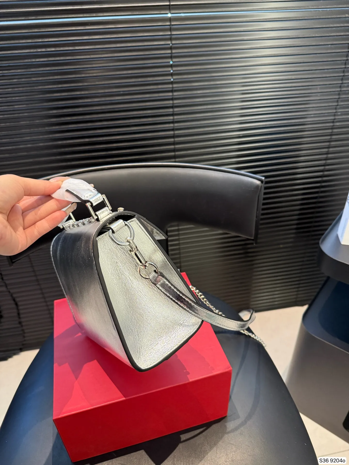 P460 comes with a folding box. This time Valentino has really stepped up its game. It is favored by celebrities from all walks of life ~ The simple design is not only artistic but also exquisite. Premium size: 18 15 Item No. 9204