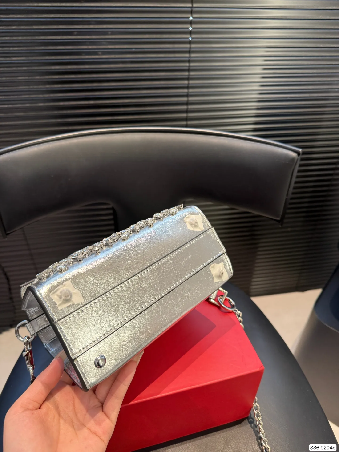 P460 comes with a folding box. This time Valentino has really stepped up its game. It is favored by celebrities from all walks of life ~ The simple design is not only artistic but also exquisite. Premium size: 18 15 Item No. 9204