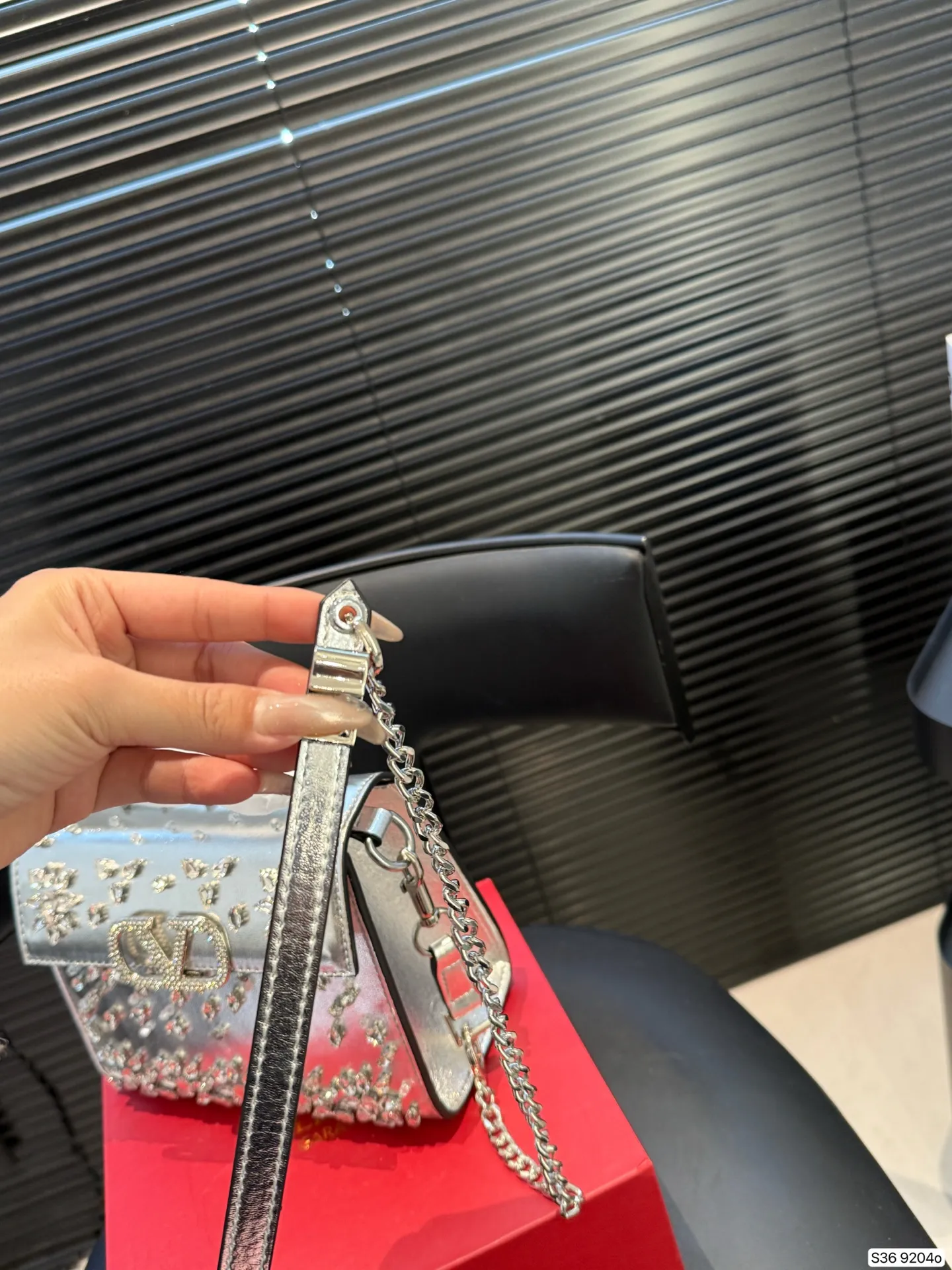 P460 comes with a folding box. This time Valentino has really stepped up its game. It is favored by celebrities from all walks of life ~ The simple design is not only artistic but also exquisite. Premium size: 18 15 Item No. 9204