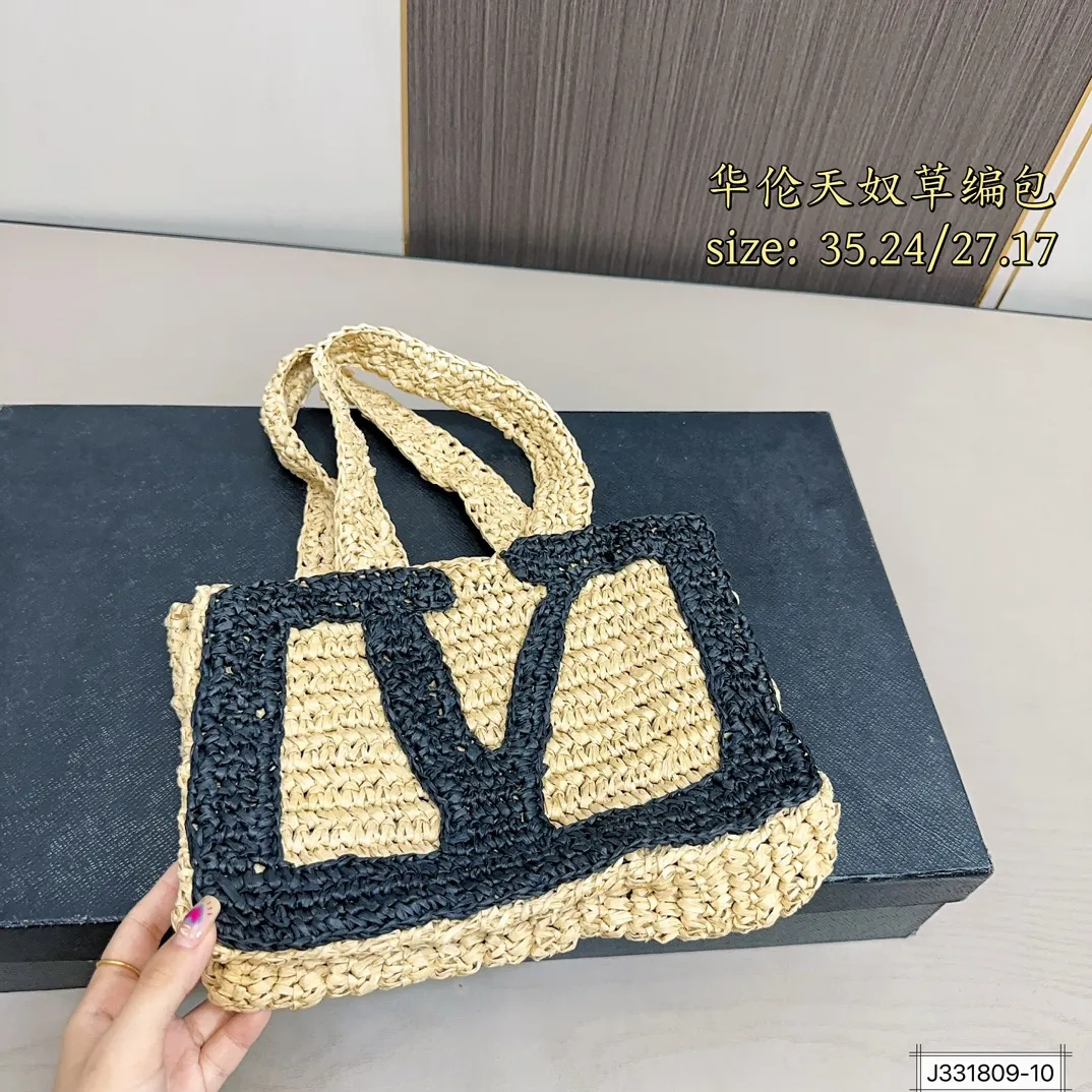 💰250 ⚠️Size 35*24 💰230⚠️Size 27*17 Valentino raffia woven handbag Raffia handbag, the weaving process is delicate and tough. Raffia, also known as "love grass", has a sweet meaning and lights up the leisurely mood of summer.