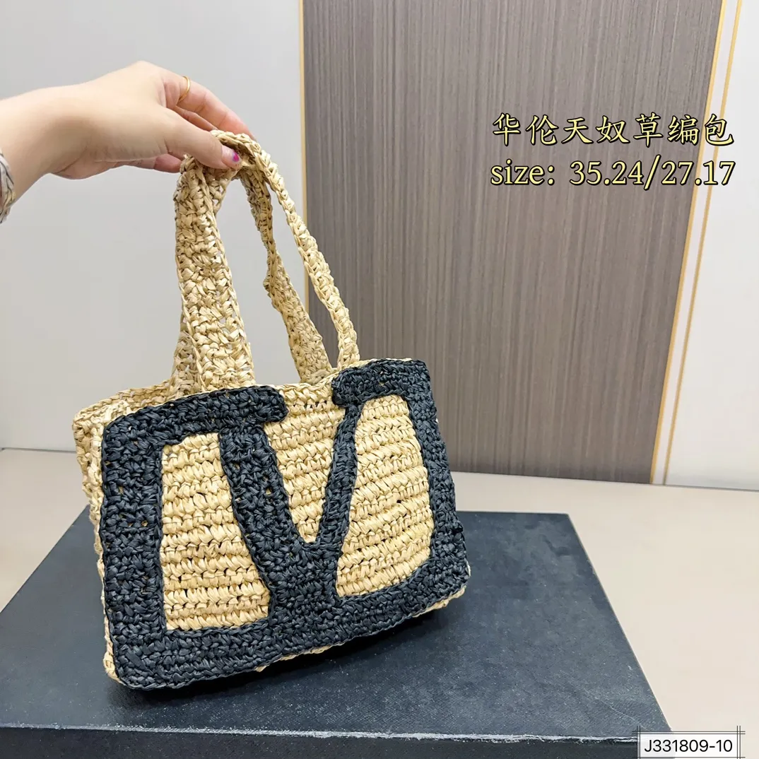💰250 ⚠️Size 35*24 💰230⚠️Size 27*17 Valentino raffia woven handbag Raffia handbag, the weaving process is delicate and tough. Raffia, also known as "love grass", has a sweet meaning and lights up the leisurely mood of summer.